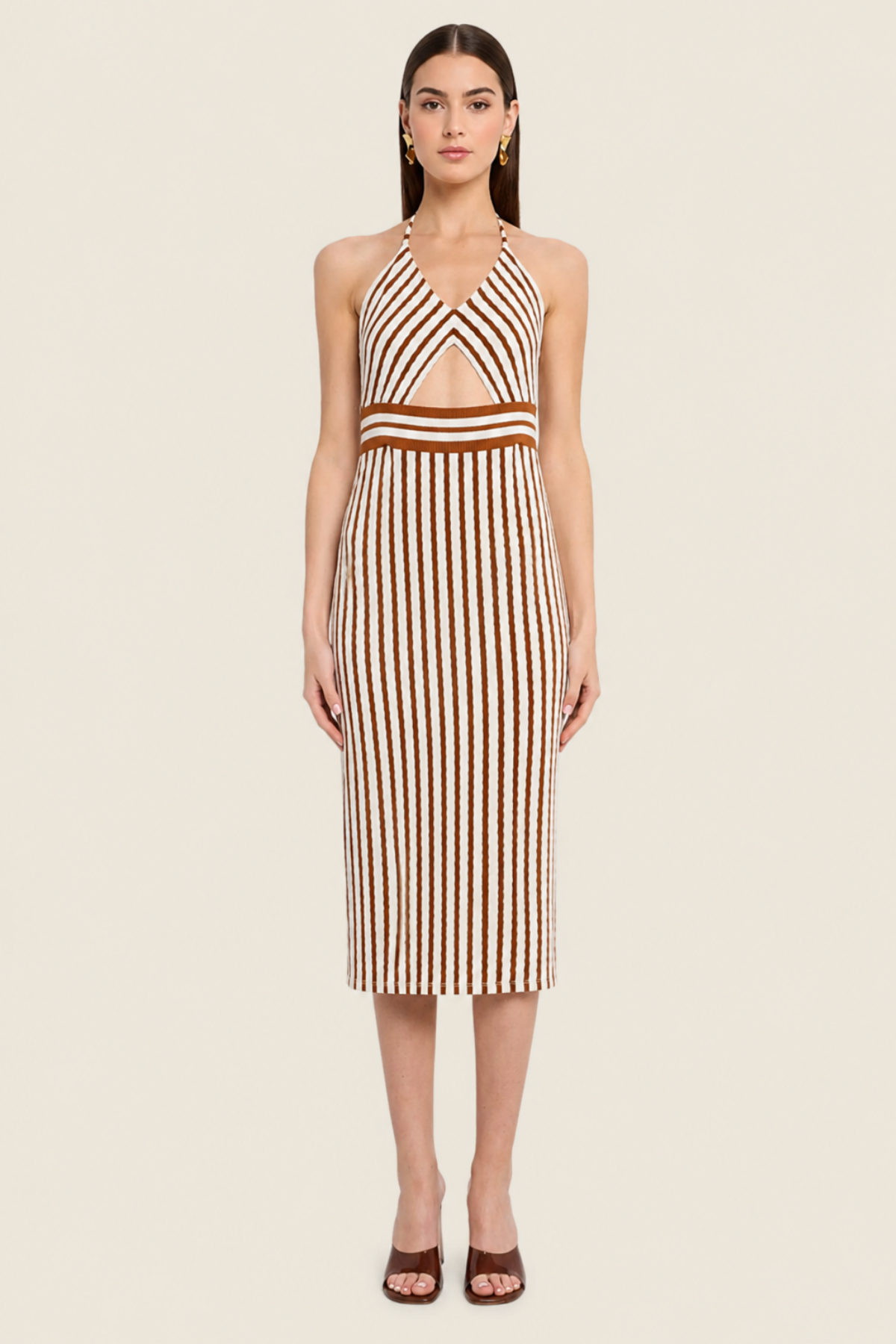 Modelo con vestido midi striped knit halter elegante perfecto para un dia casual, eventos y outfits refined chic