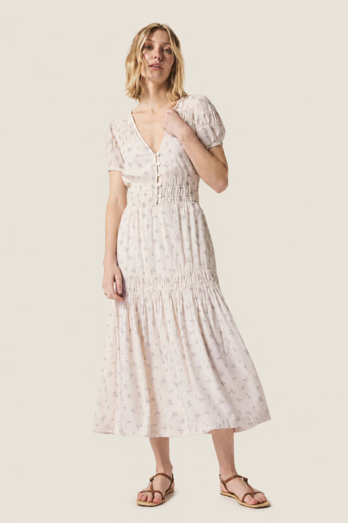 Modelo en vista frontal con vestido midi Splendid Ellery Floral estampado ditzy, escote en V y mangas abullonadas para look romántico