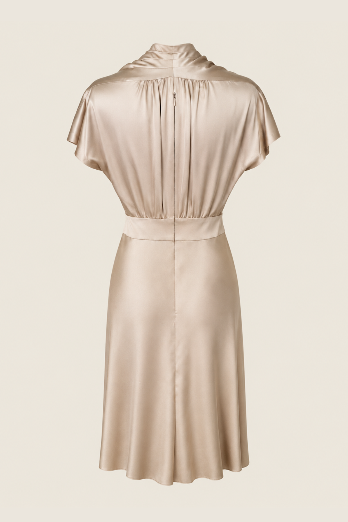 Vestido corto Luisa Beccaria Ruched con efecto fruncido y detalle romántico en mangas, posando sobre fondo neutro