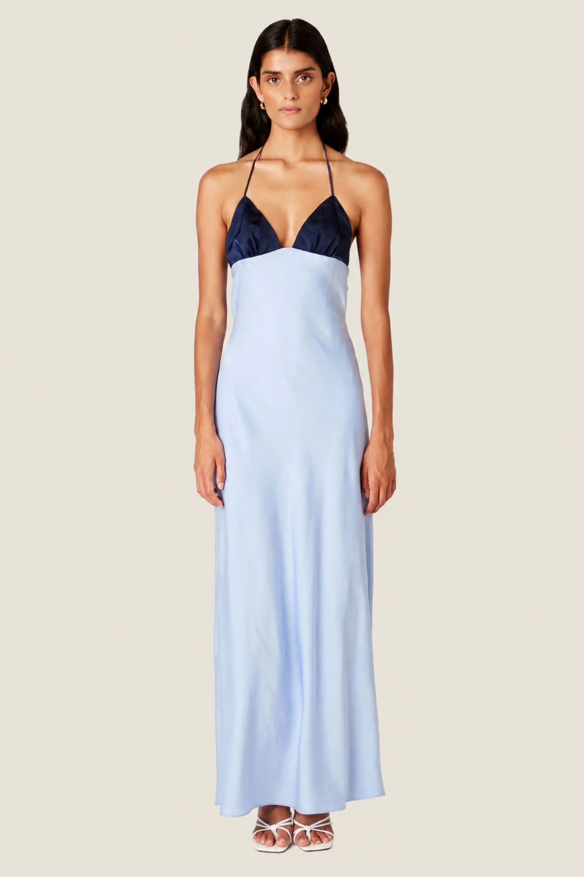 Vestido largo Wolfe de Nia en tejido ligero vaporoso, diseño halter con tirantes finos y silueta fluidos para fiestas estivales elegantes