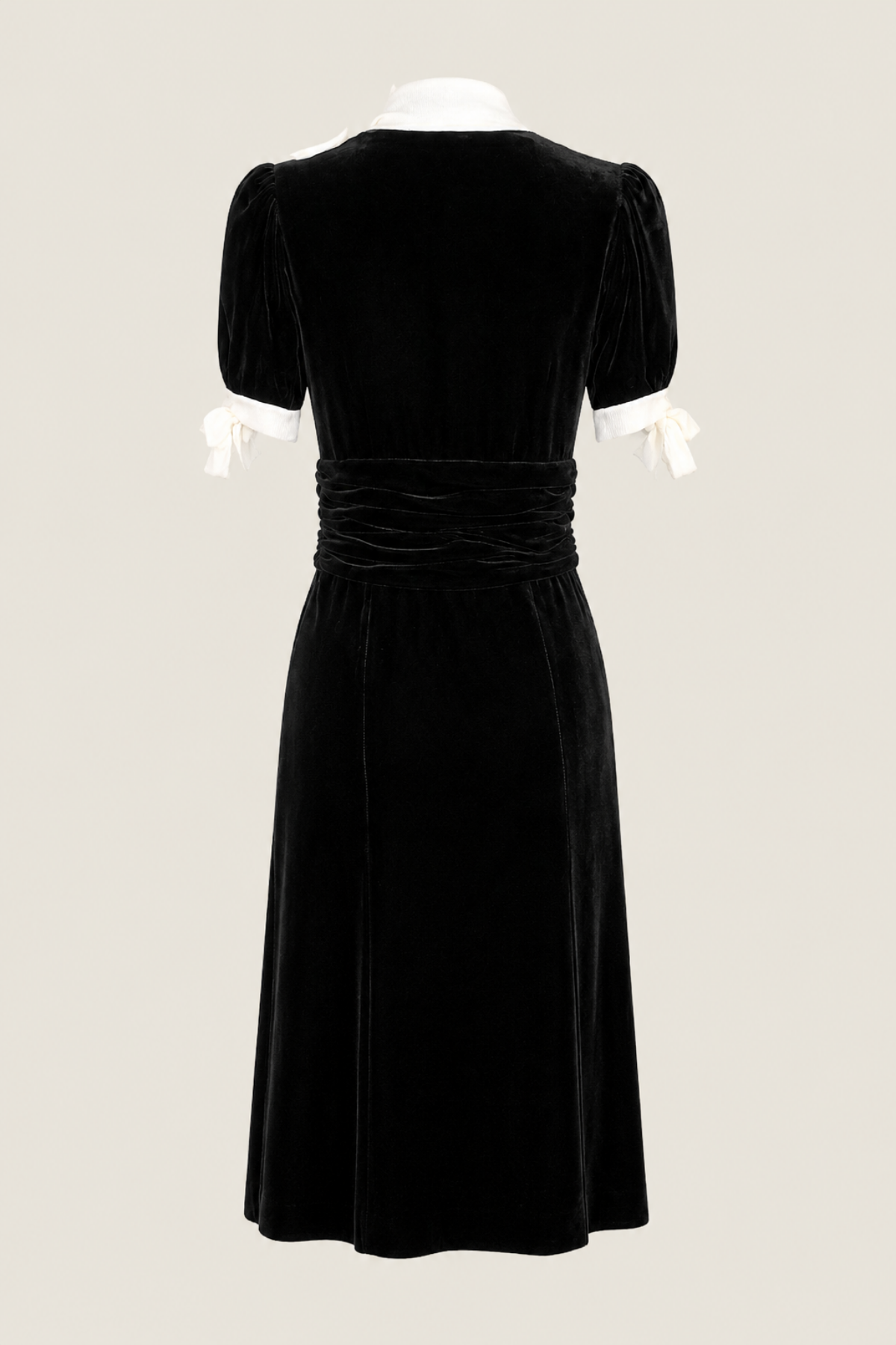 Vista trasera del vestido midi de terciopelo Luisa Beccaria en color negro, mostrando el corte y detalles en un maniquí sobre fondo blanco