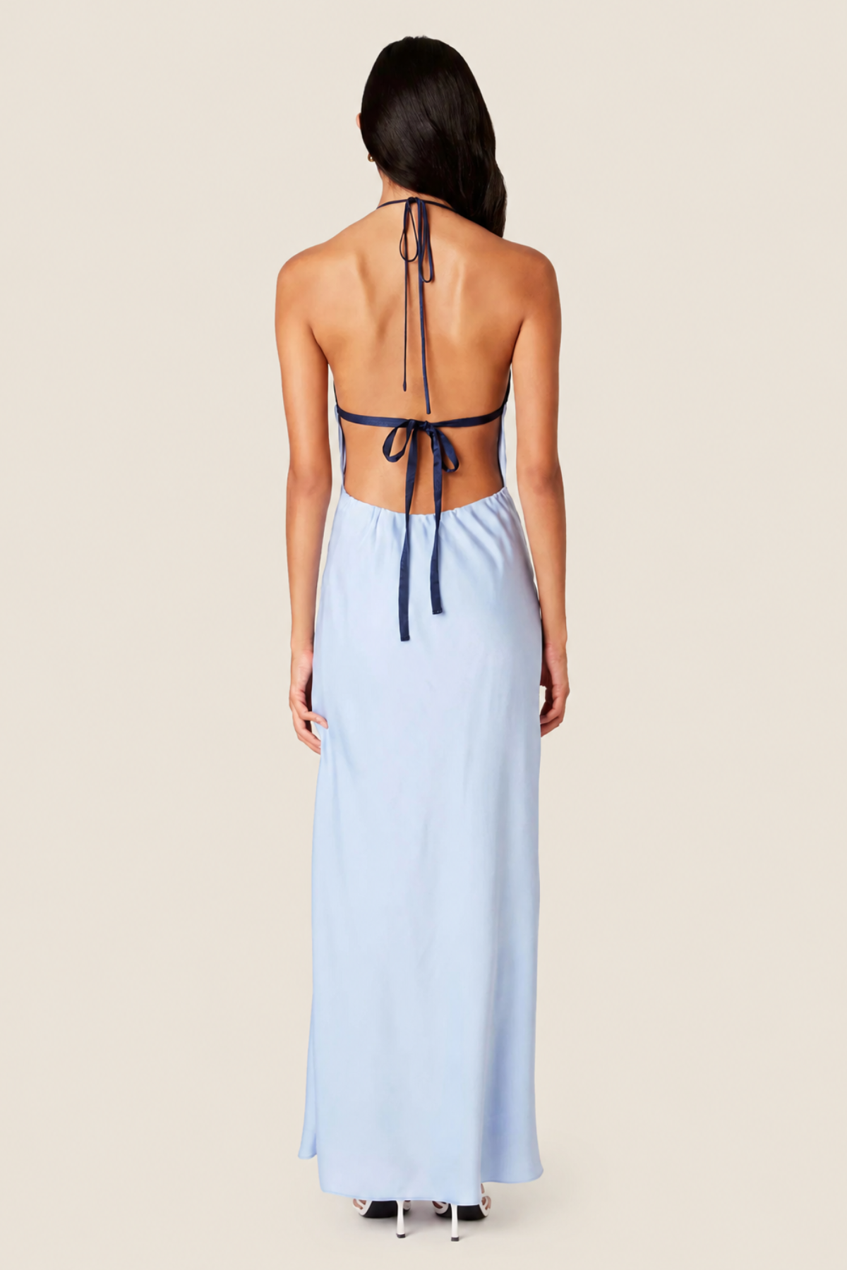 Vestido largo Wolfe de Nia visto desde atrás: diseño halter con escote espalda en V profundo y drapeado en tejido satinado