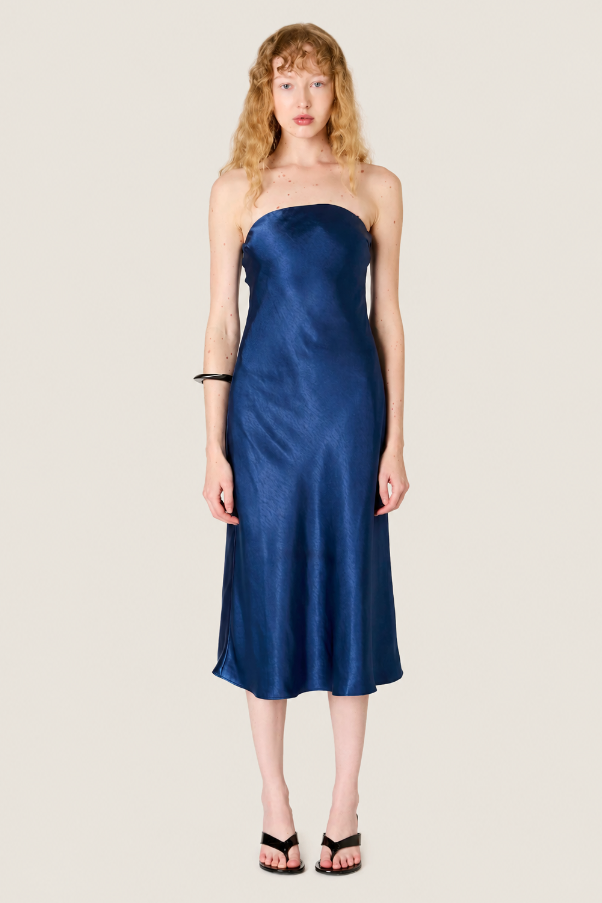 Modelo luciendo el vestido bañera Carolyn en color sólido, con cintura marcada y vuelo discreto para silueta femenina