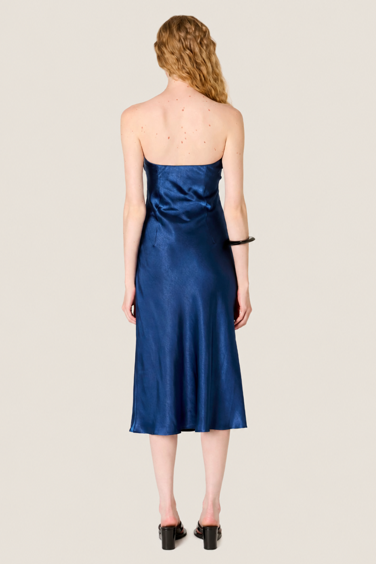Vista trasera del vestido Carolyn con espalda entera y caída recta, ideal para combinar con sandalias o zapatos de tacón