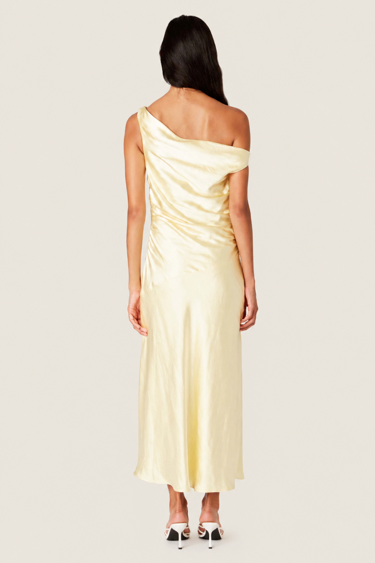 Vestido largo Tori butter visto desde atrás, destacando cierre y caída natural de la tela