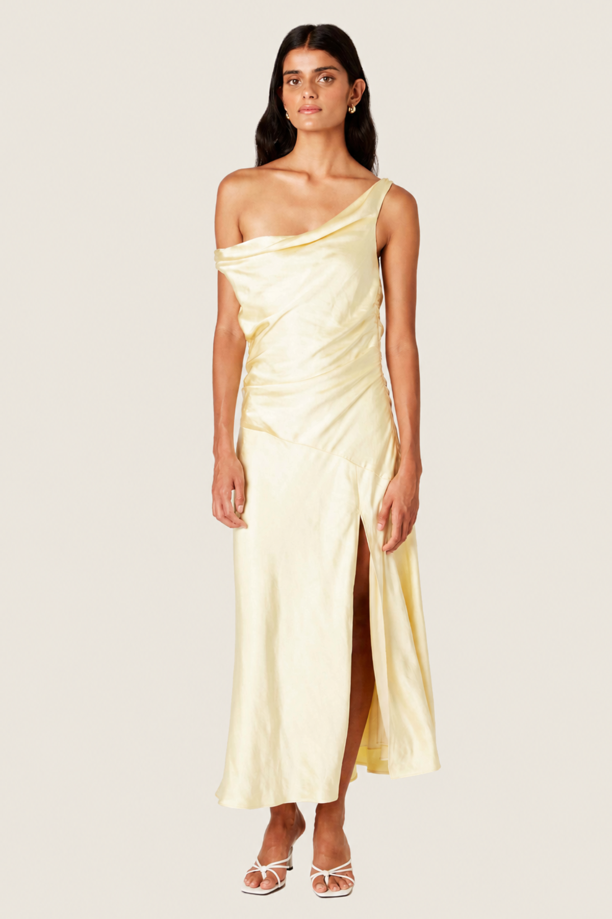 Modelo con vestido largo Tori color butter en pose elegante resaltando la caída fluida y estilo sofisticado