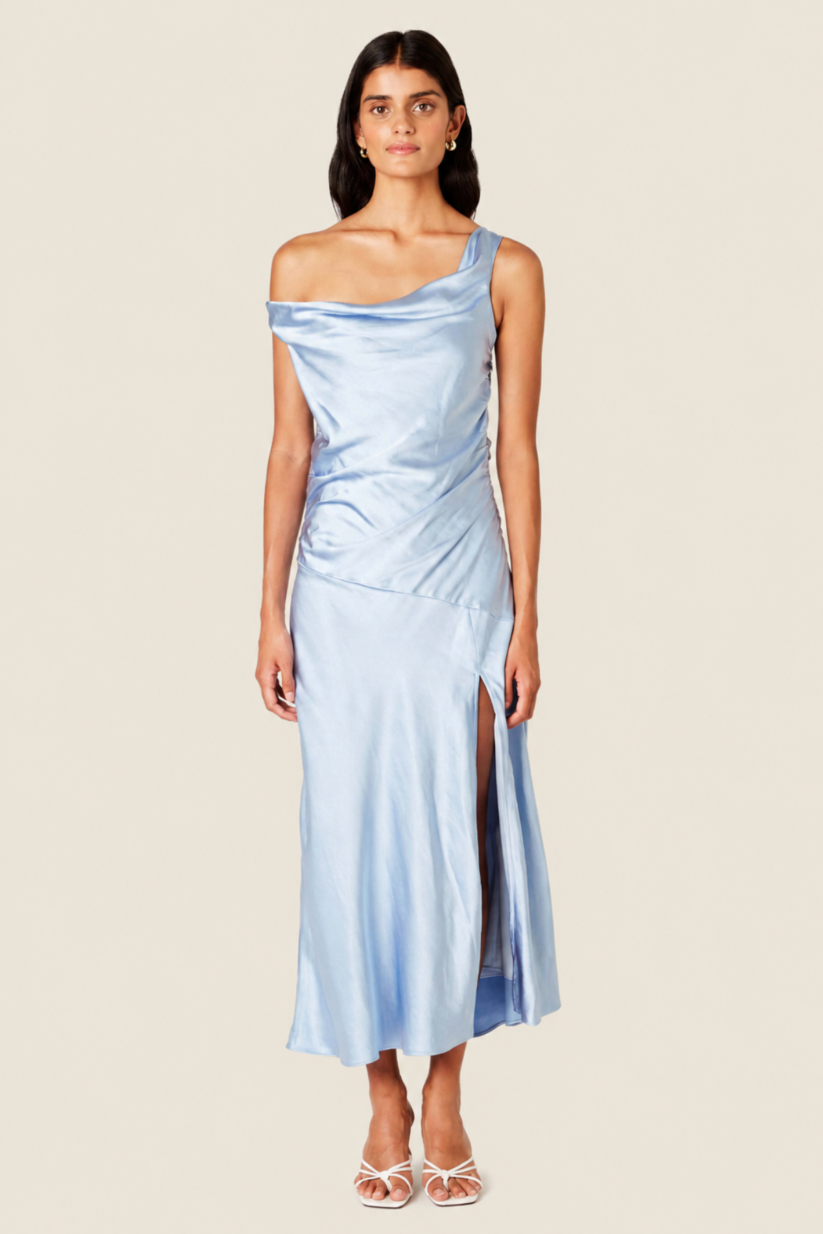 Vista frontal del Vestido Midi Cielo Tori destacando su corte favorecedor y la caída ligera del tejido, para fiestas