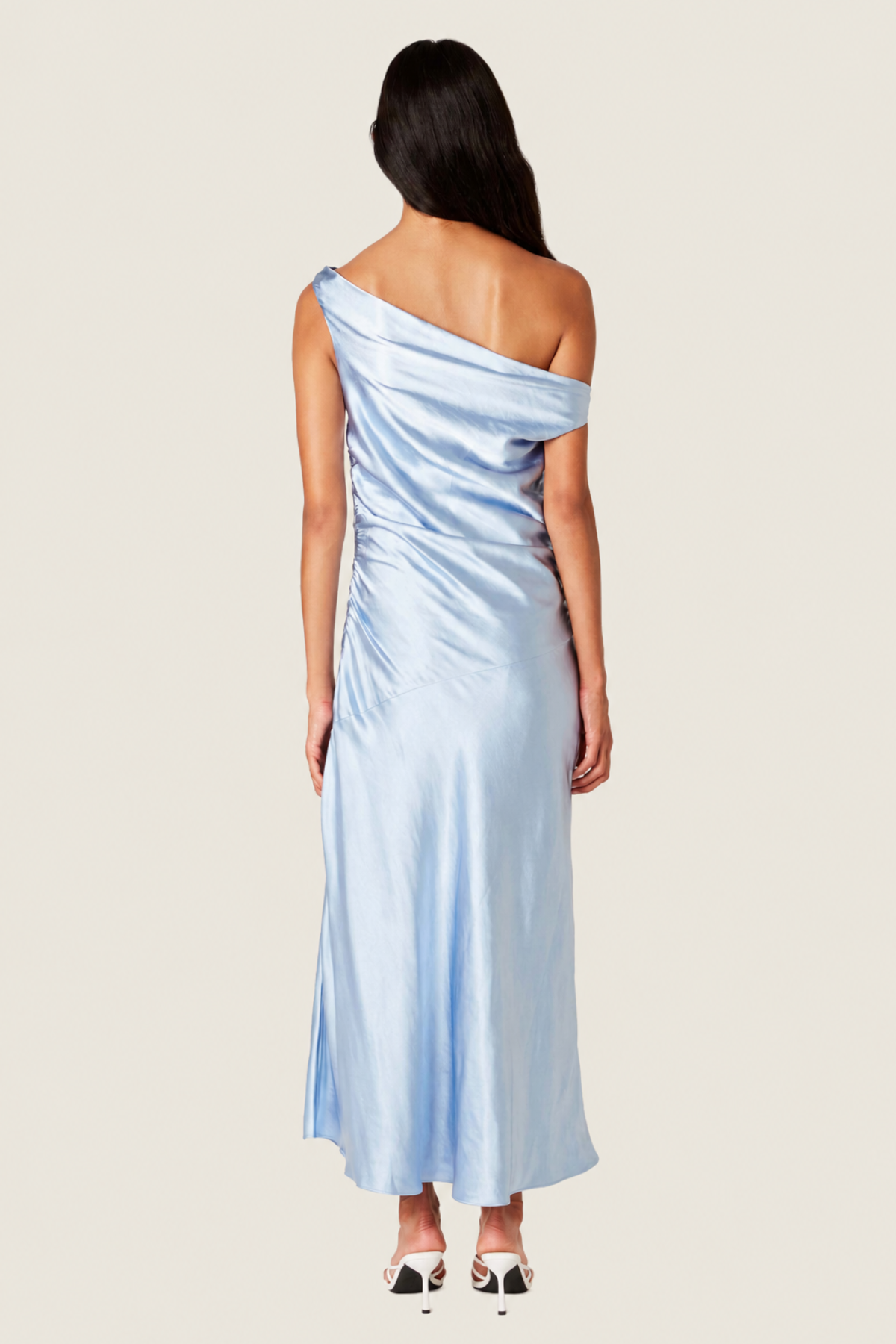 Imagen trasera mostrando un diseño cuidado en la espalda, perfecto para una boda
