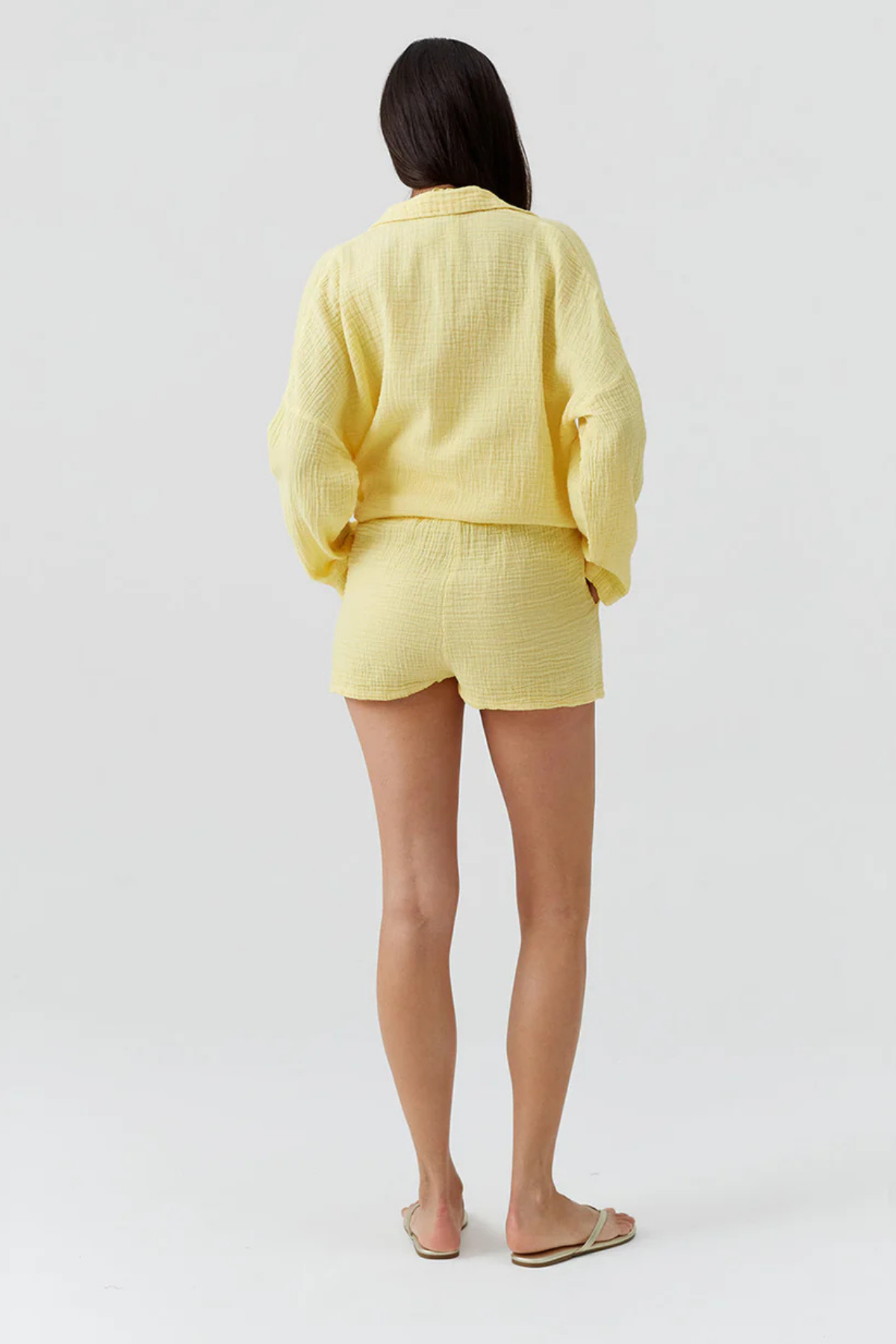 Shorts Abbie Yellow con diseño ligero perfecto para beach club y paseos de verano junto al mar