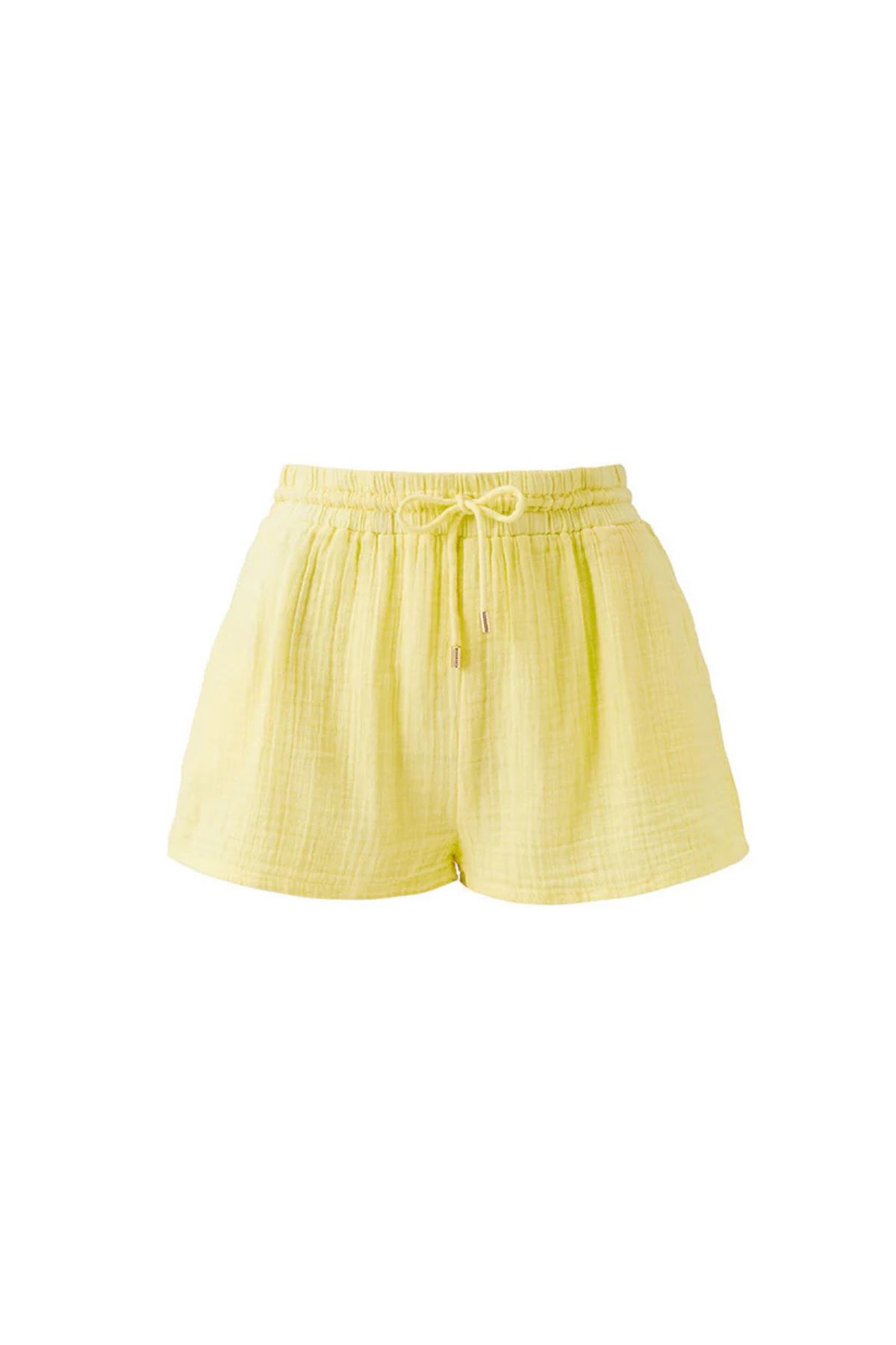Look de verano con shorts amarillos femeninos combinados con bikini o top elegante para vacaciones