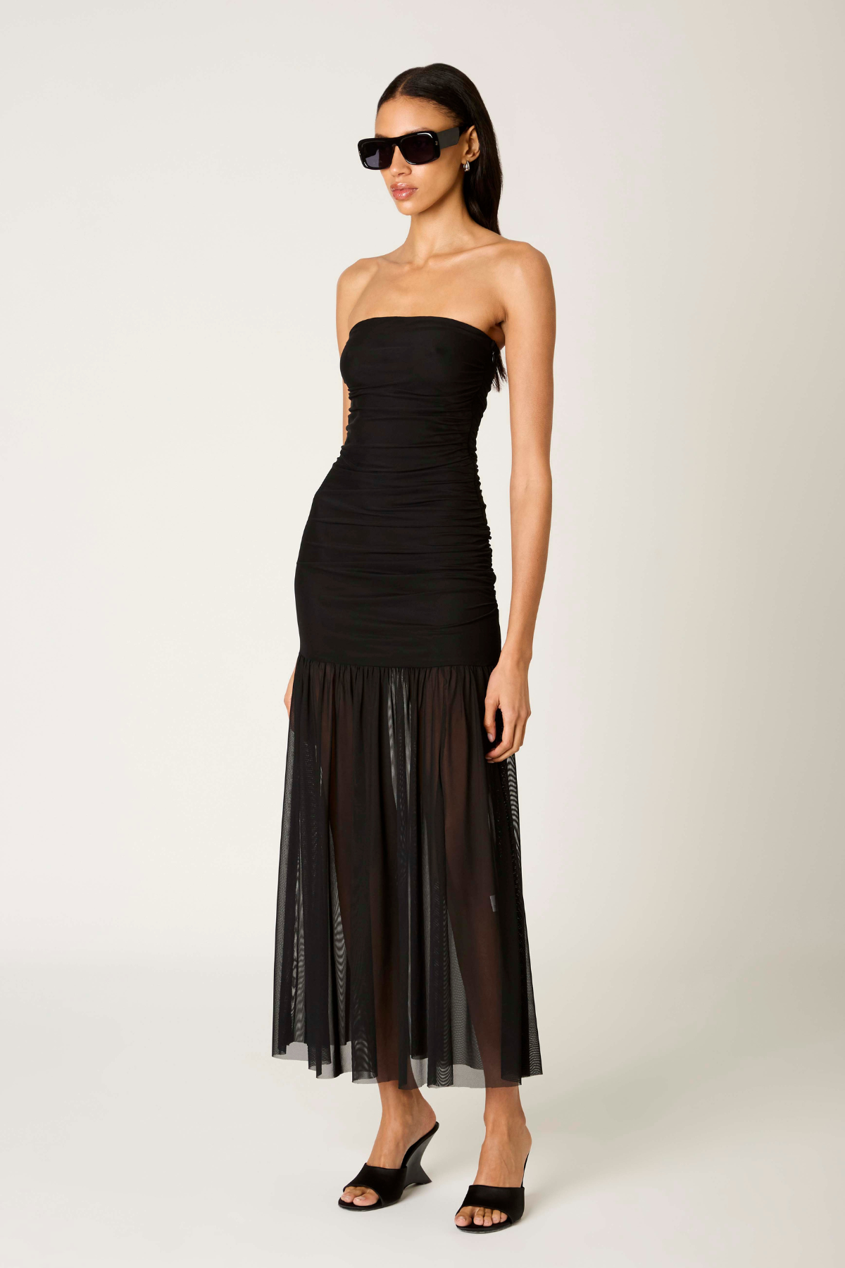 Vista Lateral Vestido midi Nola negro con escote strapple