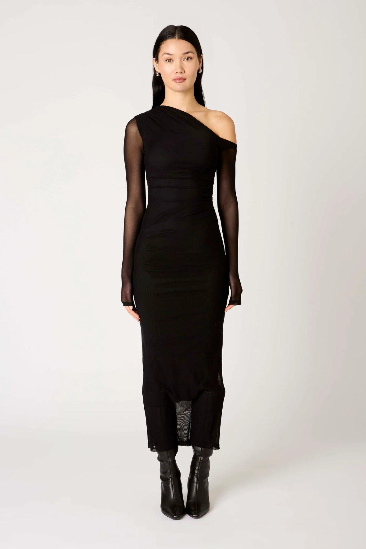 Vestido largo Lyra en color negro para mujer, corte fluido y elegante, ideal para eventos formales y cenas sofisticadas