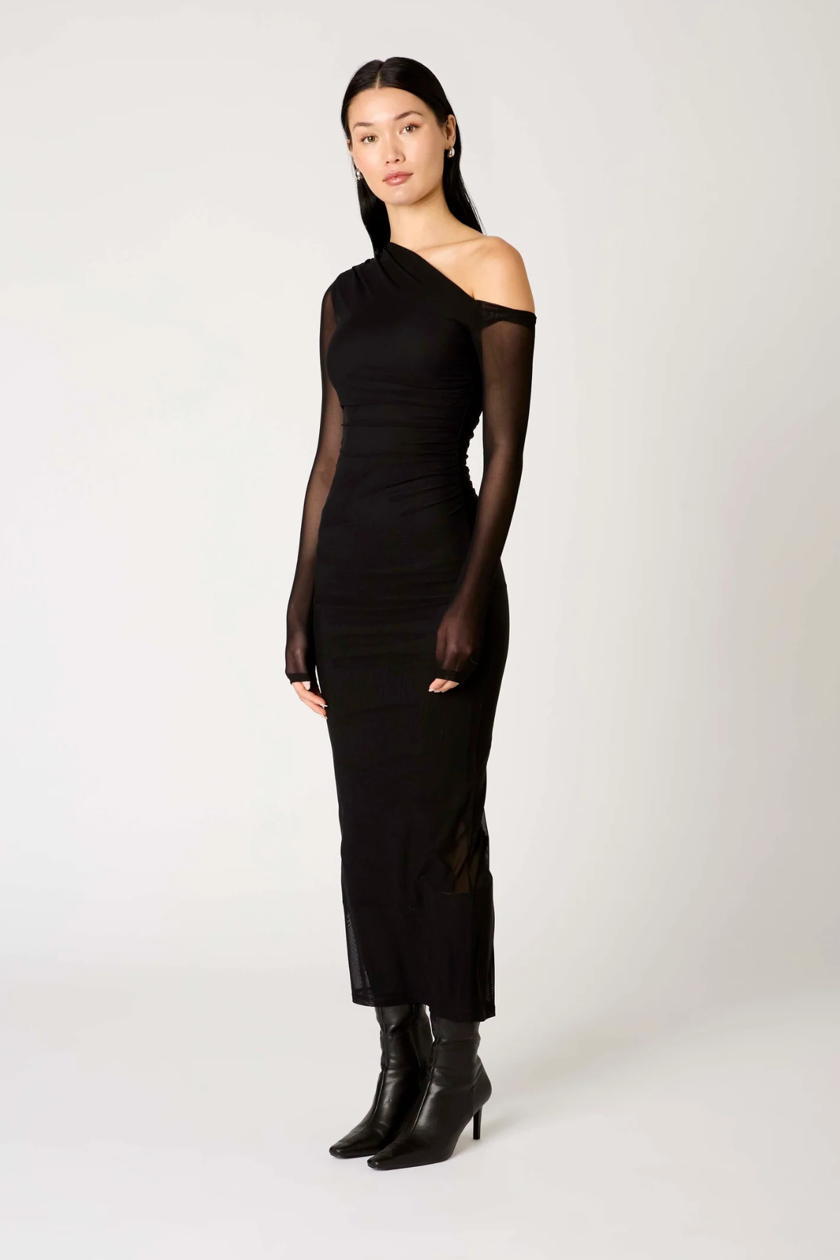 Vestido de mujer Lyra largo negro, silueta elegante y tejido fluido, complemento ideal para un look nocturno exclusivo