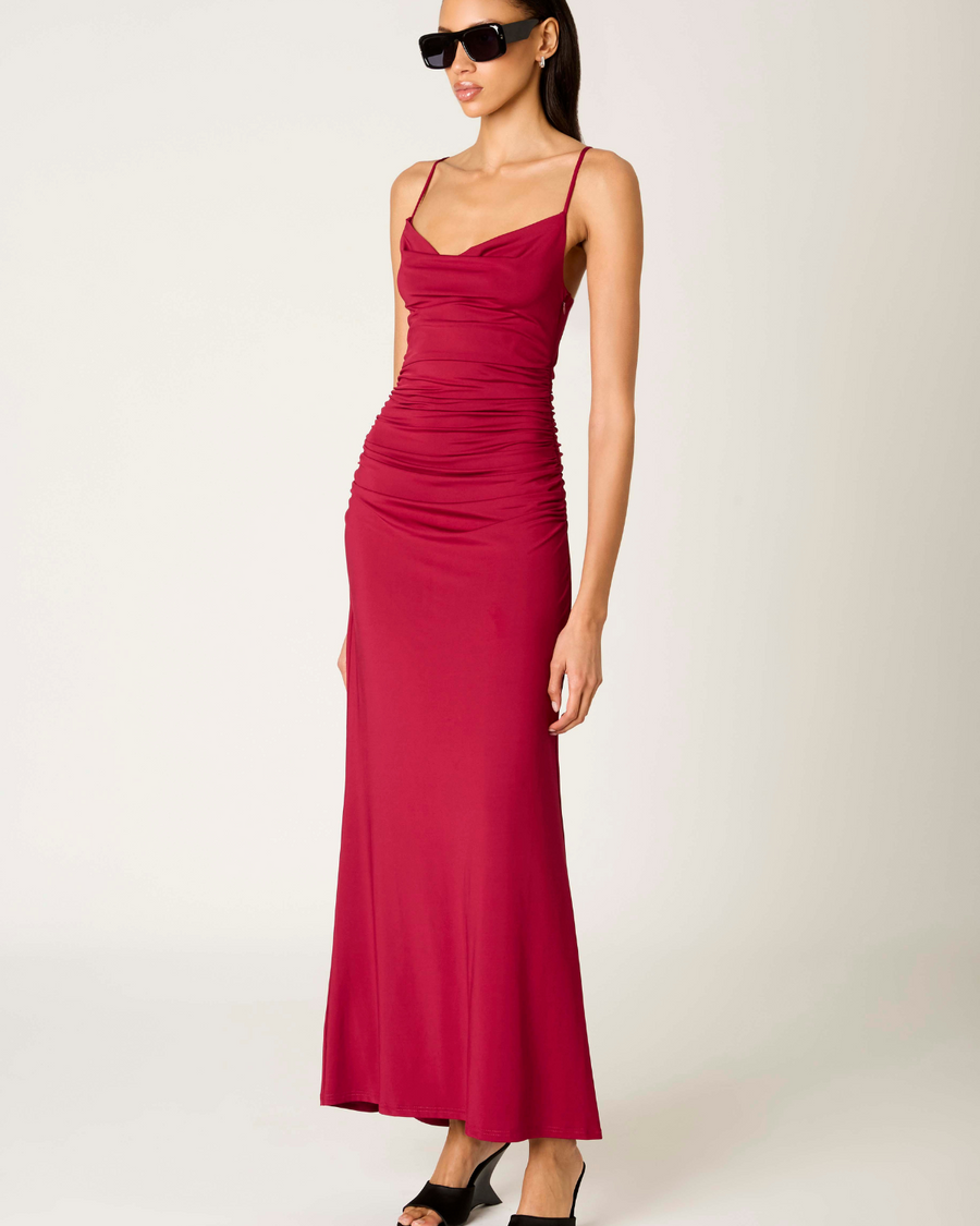 Detalle lateral del Ina Vestido Largo Cranberry, tejido elástico con fruncido lateral que acentúa la silueta en vestido de evento