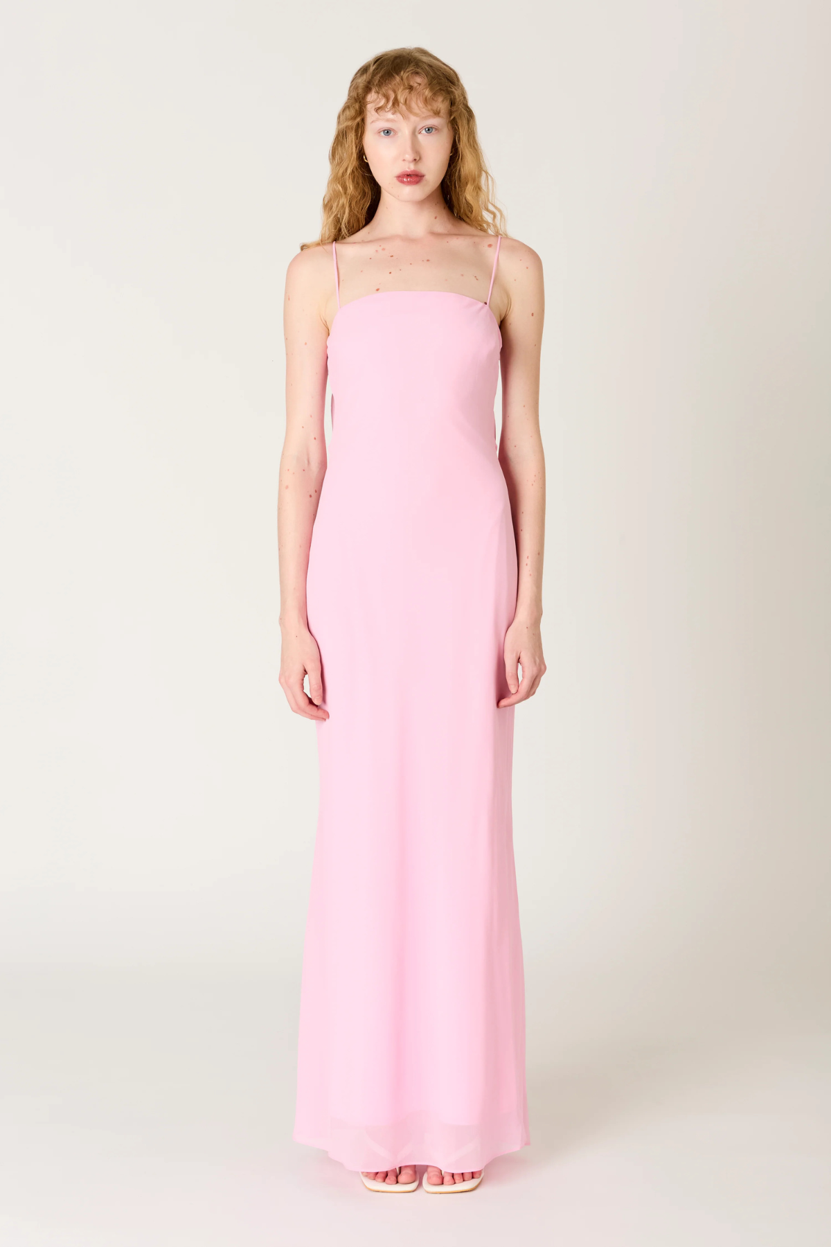 Vestido Estrella Rosa Sakura elegante de invitada para boda con diseño romántico y caída fluida