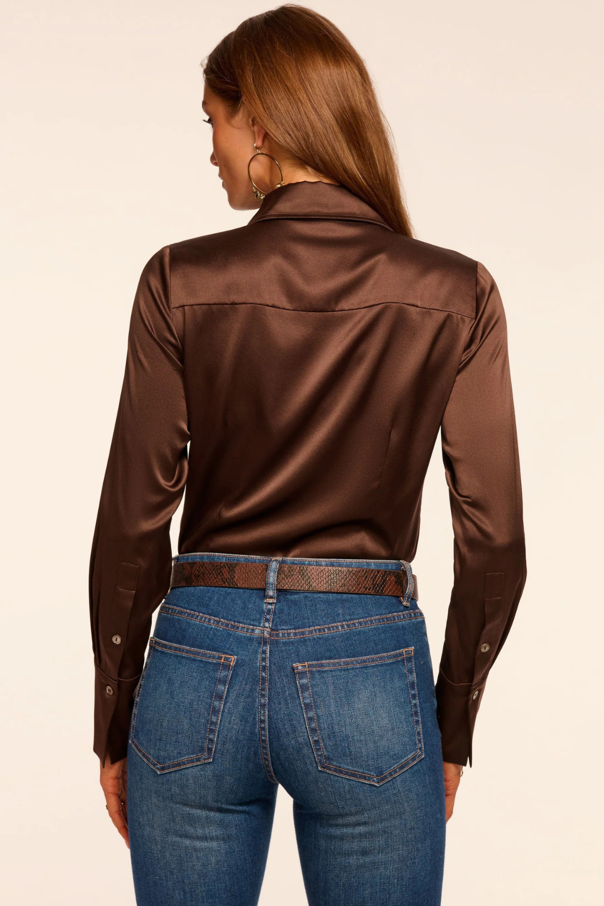 Vista trasera de la blusa Victoria Button Down, resaltando el corte holgado, la caída del tejido y el estilo boho relajado