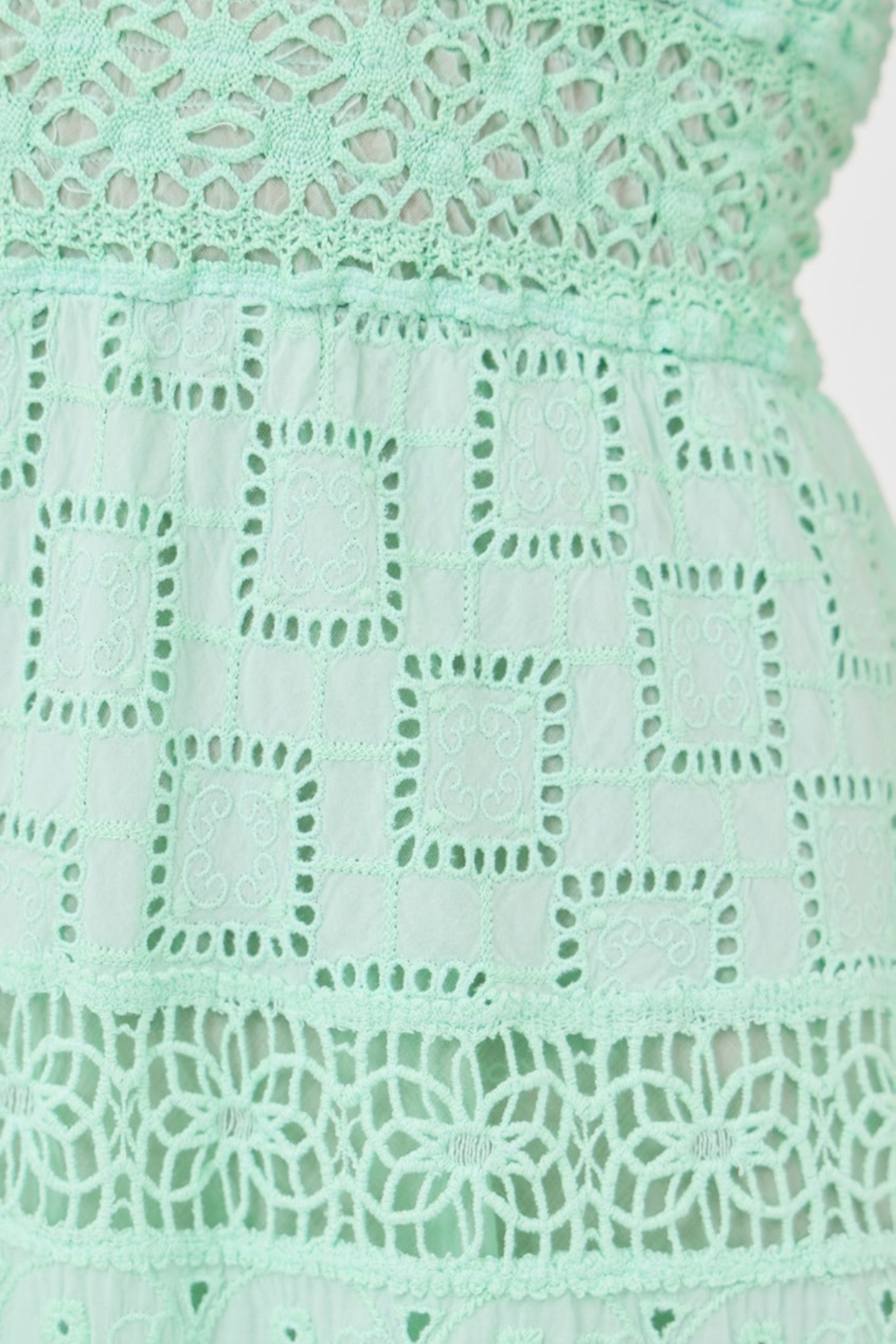 Vestido midi color aqua con estilo romántico y estructura fluida perfecto para outfits sofisticados de verano