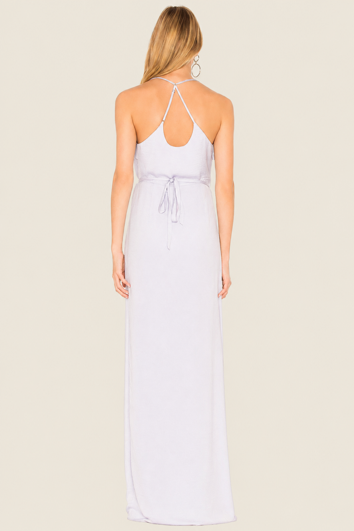 Vista trasera del vestido largo Opal Wrap The Jet Set Diaries mostrando su cierre cruzado y tejido vaporoso para ocasiones especiales