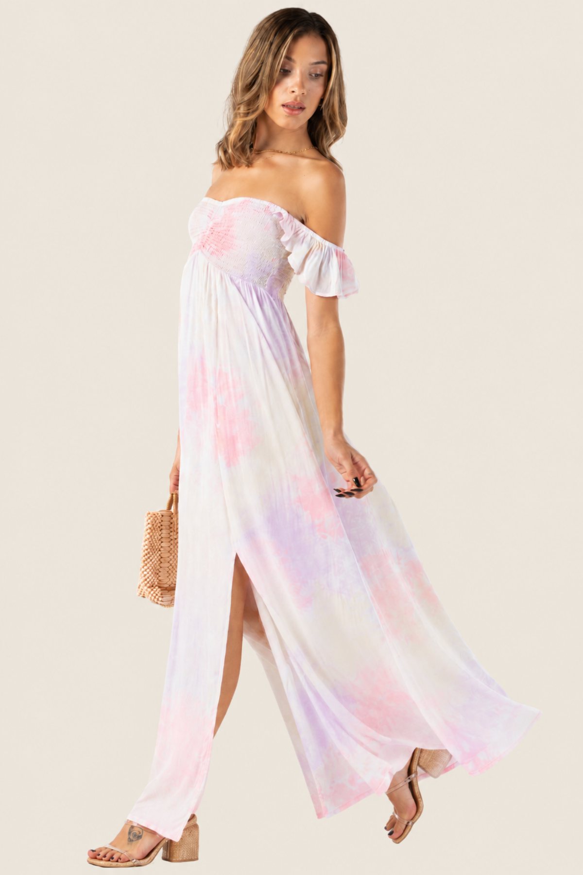 Vista lateral del vestido maxi Tiare Hawaii Hollie en degradado de salmón, amarillo y violeta con estilo cómodo y vaporoso para verano
