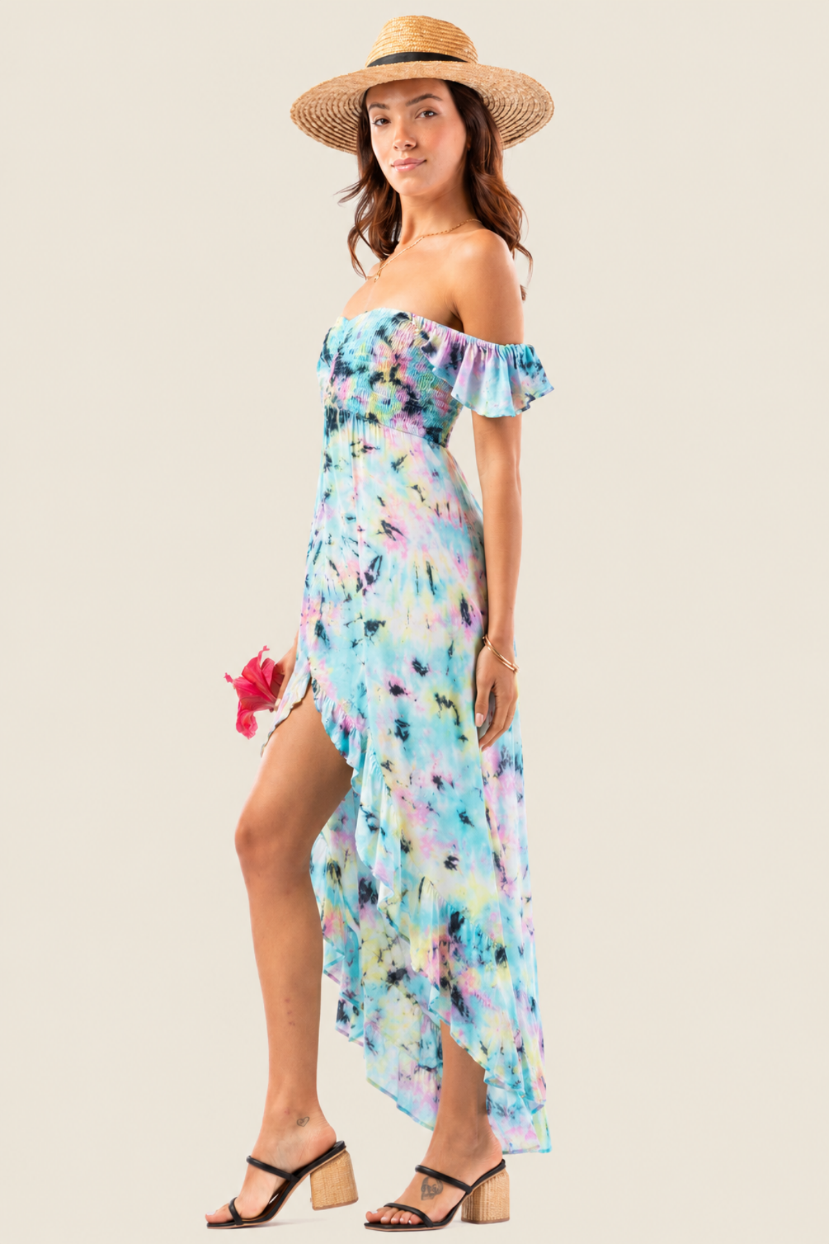 Modelo posando en vista lateral con vestido largo Tiare Hawaii Brooklyn en estampado rosa, amarillo y azul para un look fresco