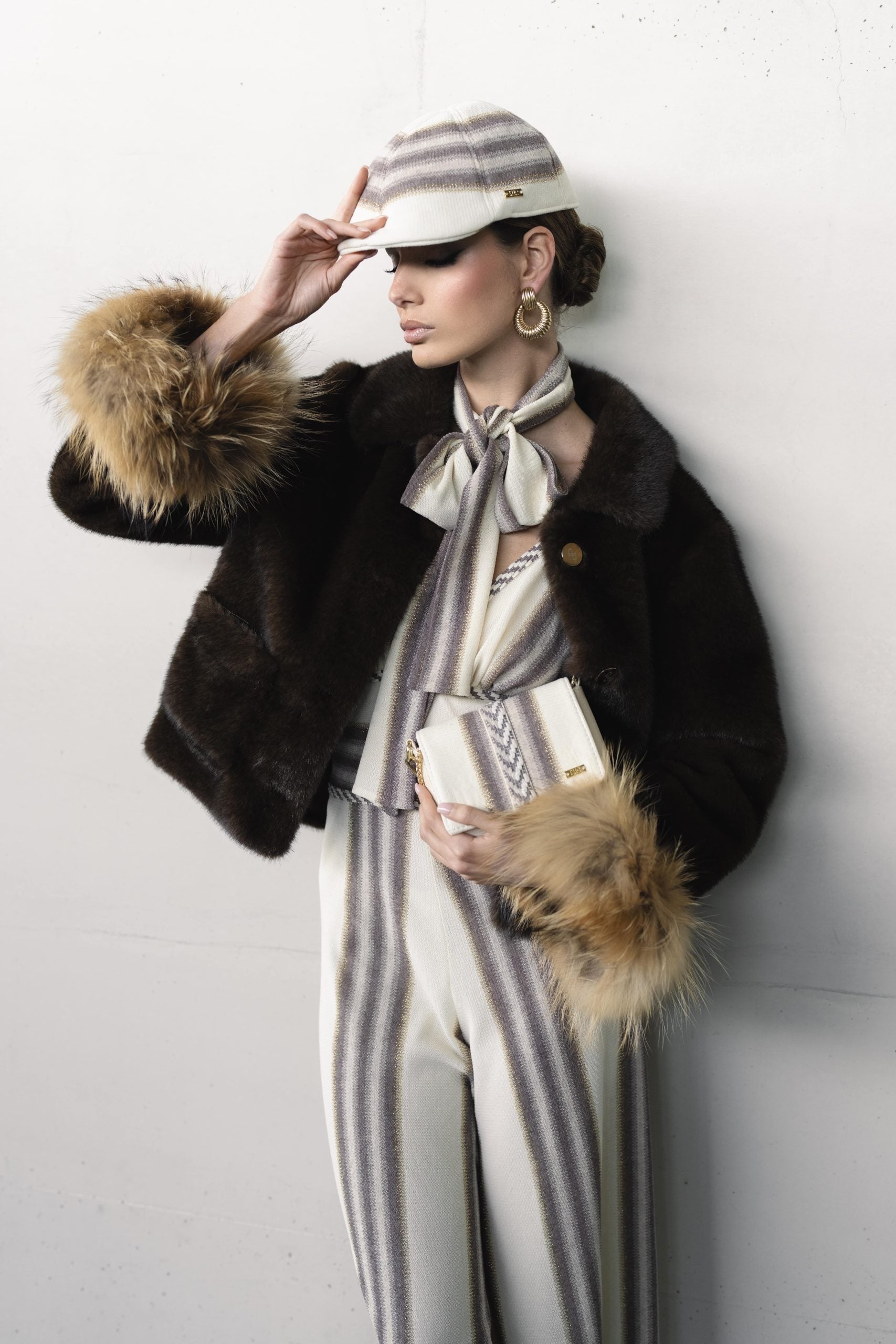 Chaqueta Snow Loden marfil con puños verde militar de piel sintética combinada con pantalones para look invernal exclusivo