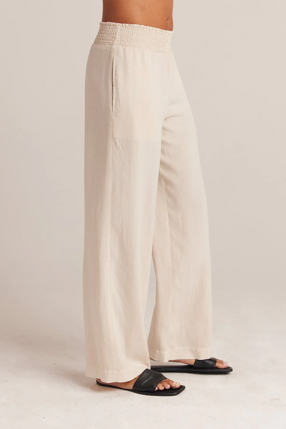 Vista lateral de los pantalones Bella Dahl Wide Leg, mostrando su caída natural y bolsillos laterales funcionales en tejido ligero