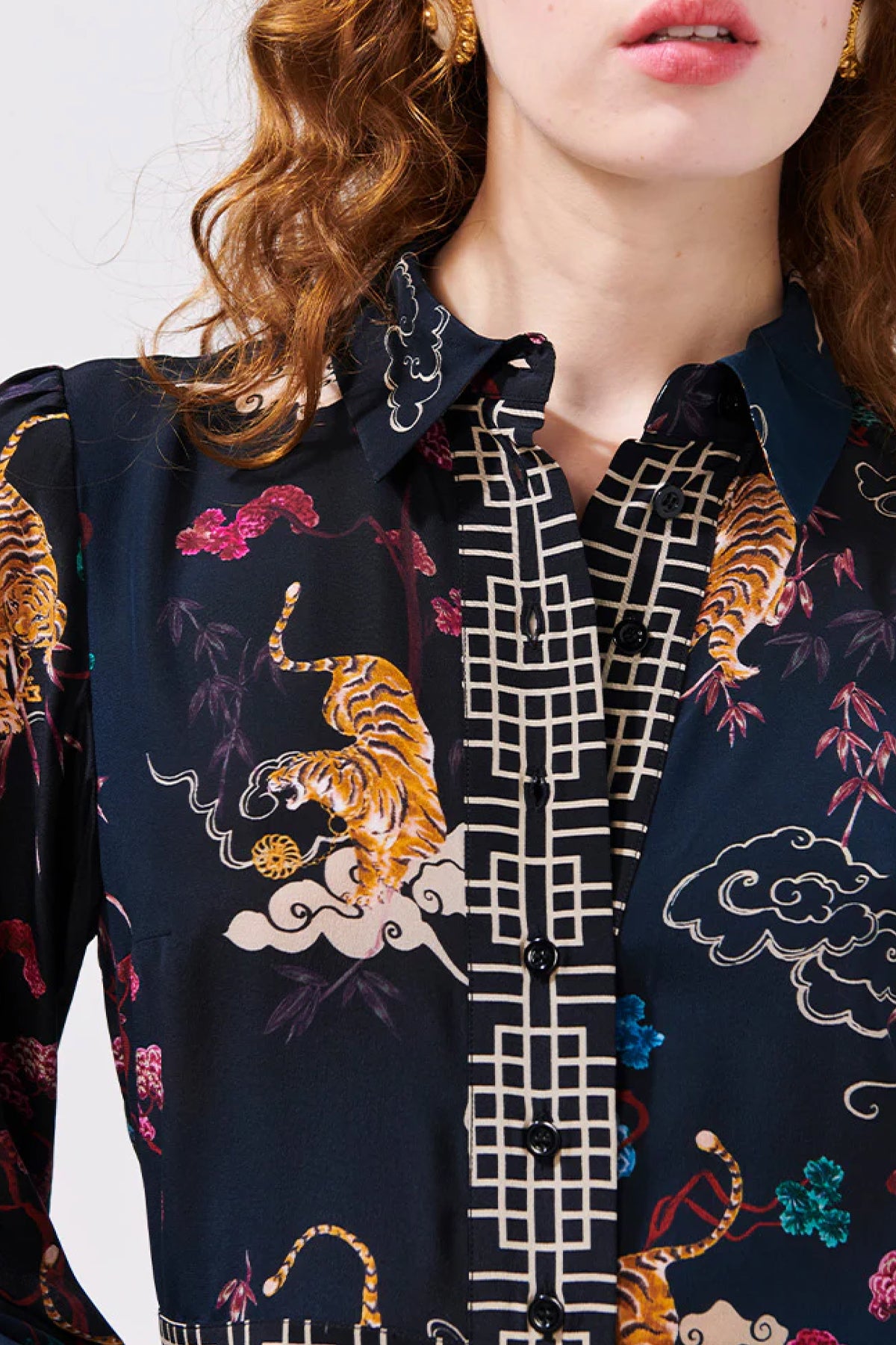 Detalle del estampado de tigre en el vestido largo Hayley Menzies Courageous Tiger con tejido de seda premium y botones frontales