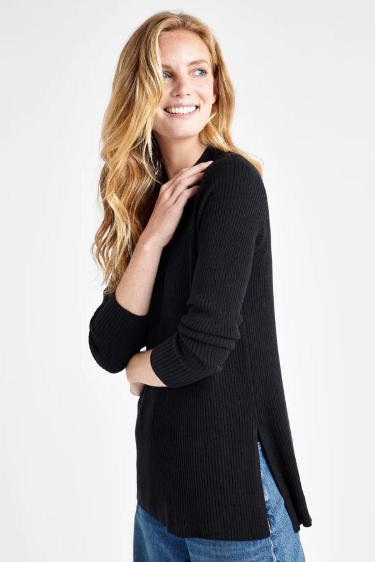 Vista lateral de la túnica Georgie Rib de Splendid en color crema, mostrando su caída fluida y ajuste cómodo para cualquier ocasión