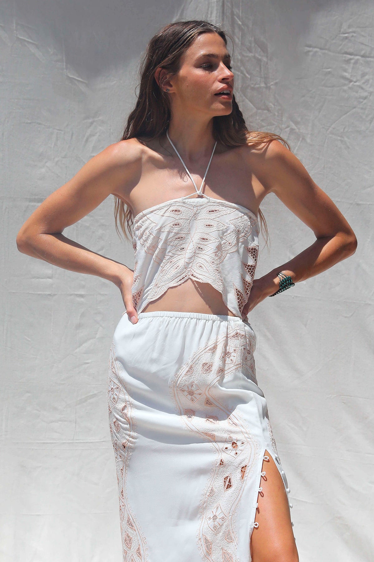 Imagen frontal de la modelo con crop top Dolly Western Bone, corte corto estructurado y detalles de mariposa perfecto para look veraniego