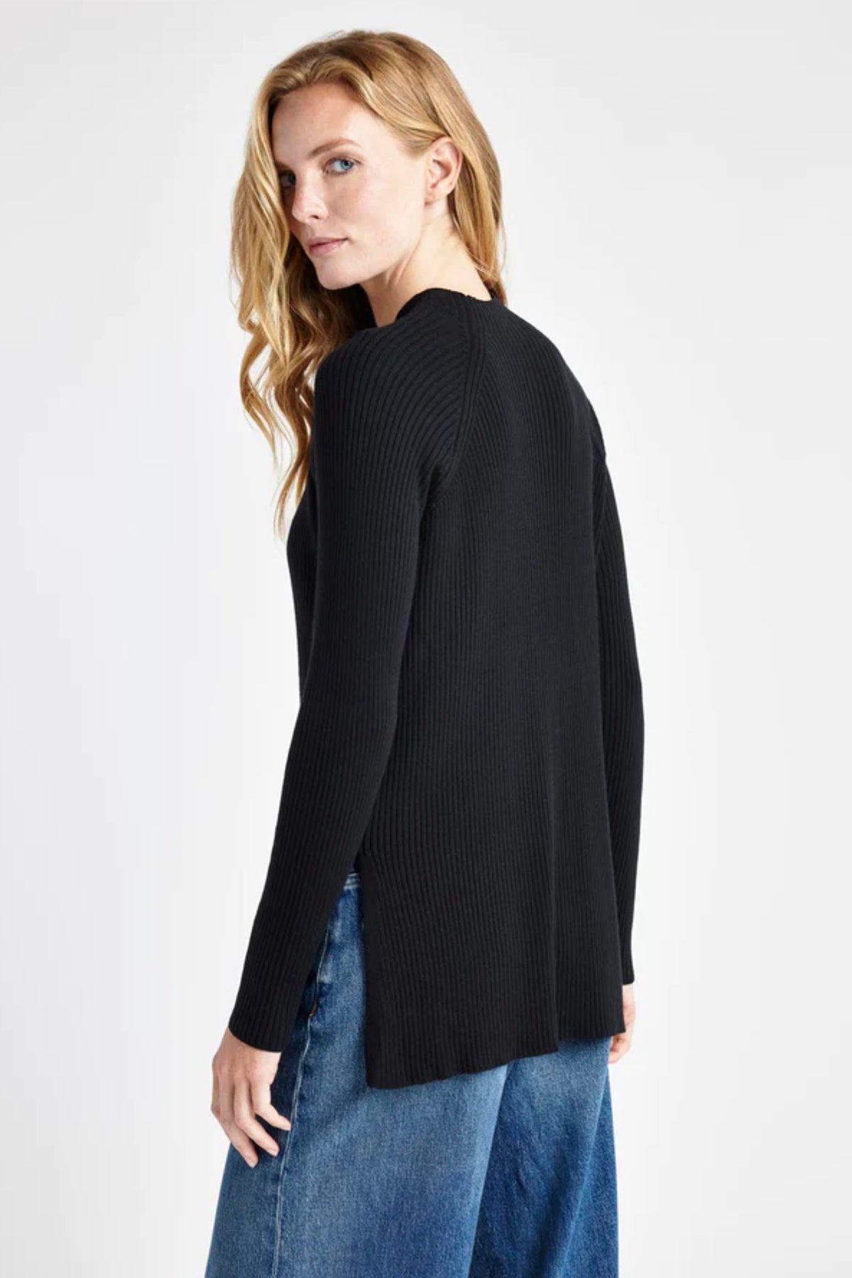 Modelo de espaldas con la túnica Splendid Georgie Rib color crema, destacando el corte recto y la suavidad del tejido de canalé