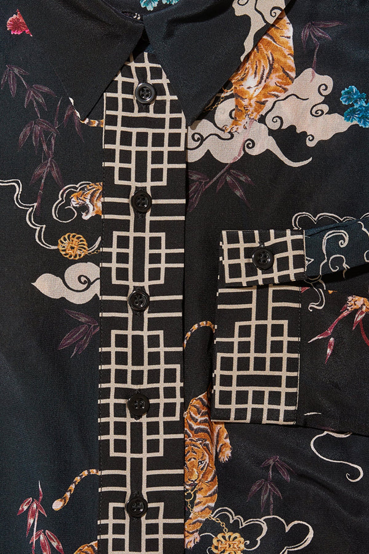 Primer plano de la parte frontal del vestido Hayley Menzies Courageous Tiger mostrando botones y detalle del estampado en seda