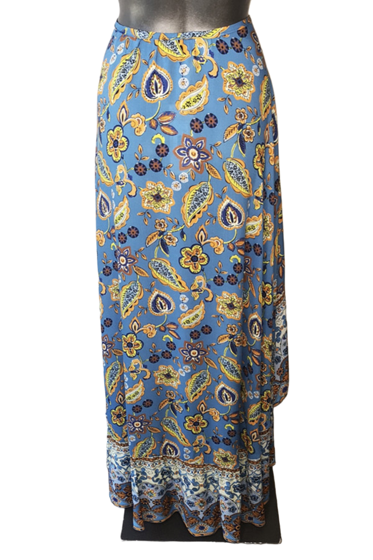 Maxi falda bohemia Raffaela D'Angelo con volantes, corte envolvente y talle alto en viscosa azul paisley en maniquí