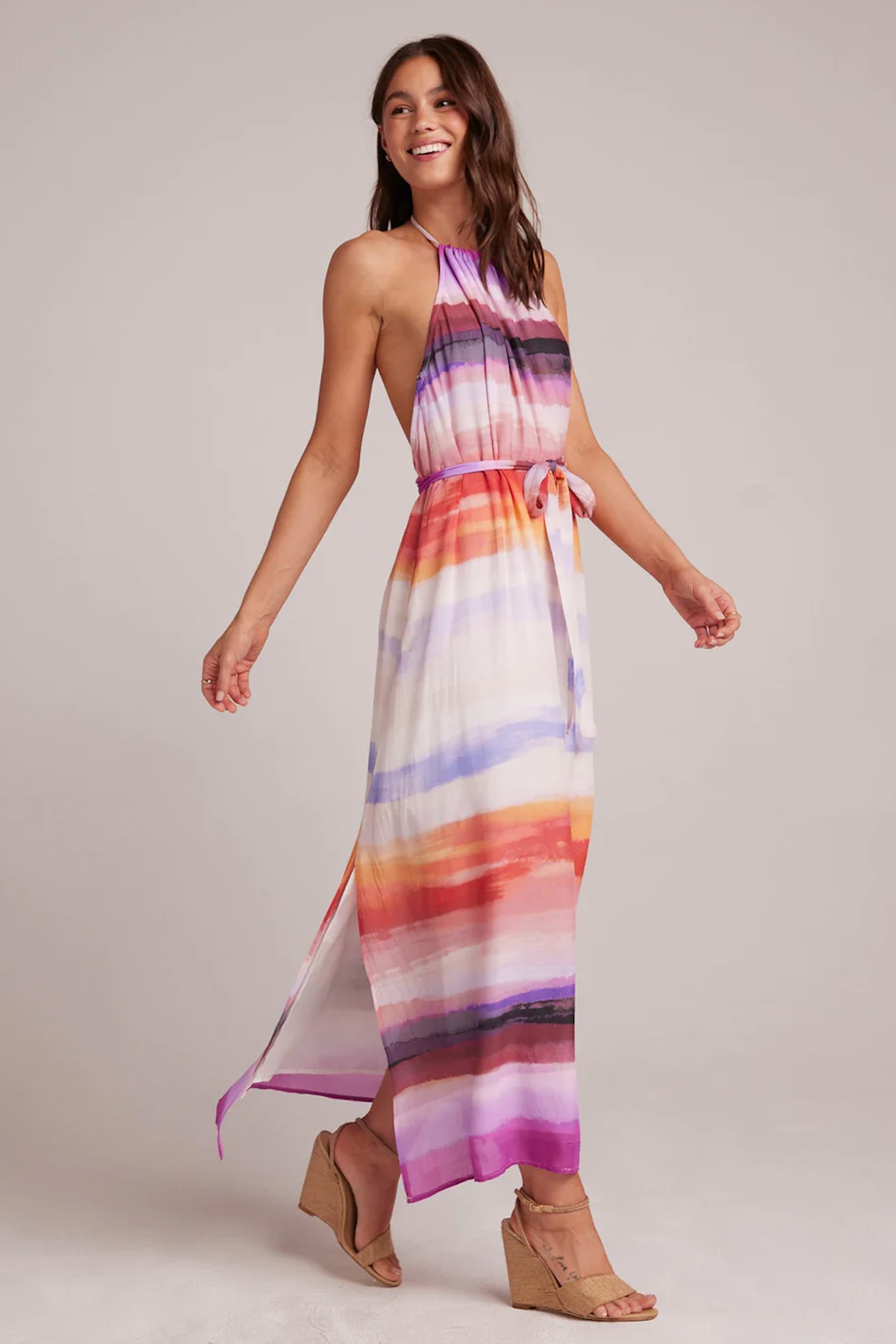 Vista lateral del vestido midi Bella Dahl con escote halter, fruncido en la cintura y abertura lateral, sobre fondo neutro