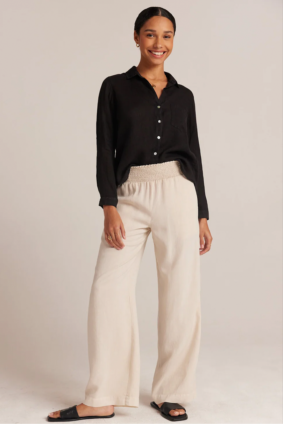 Vista frontal de los pantalones Bella Dahl Smocked Waist Wide Leg en tono Cliffside, con cinturilla fruncida y pierna ancha cómoda