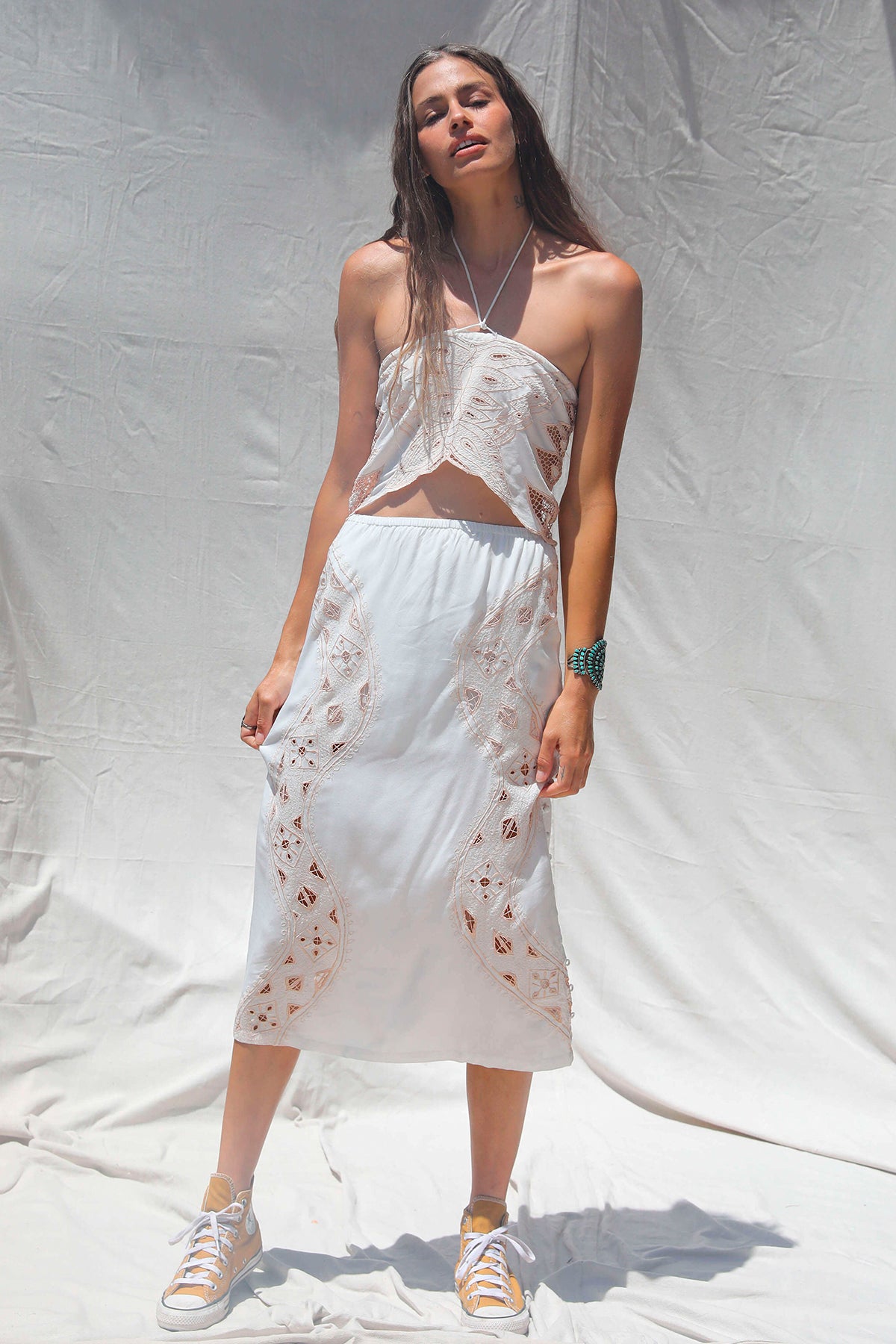 Modelo de frente con falda midi Jen's Pirate Booty en Western Bone mostrando corte entallado, textura suave y estampado elegante