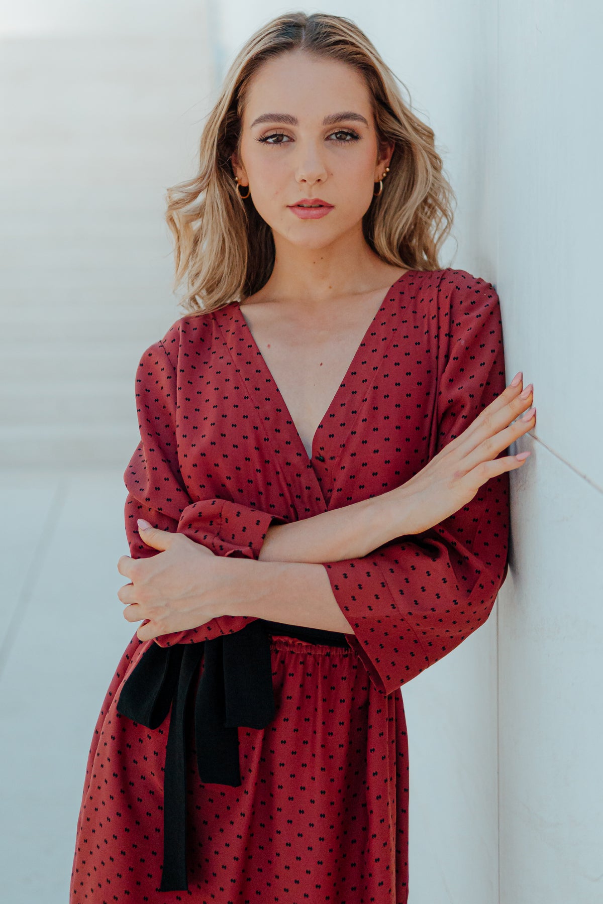 Vestido Eskell Eva sobre fondo neutro, mostrando el estampado minimalista y mangas ¾