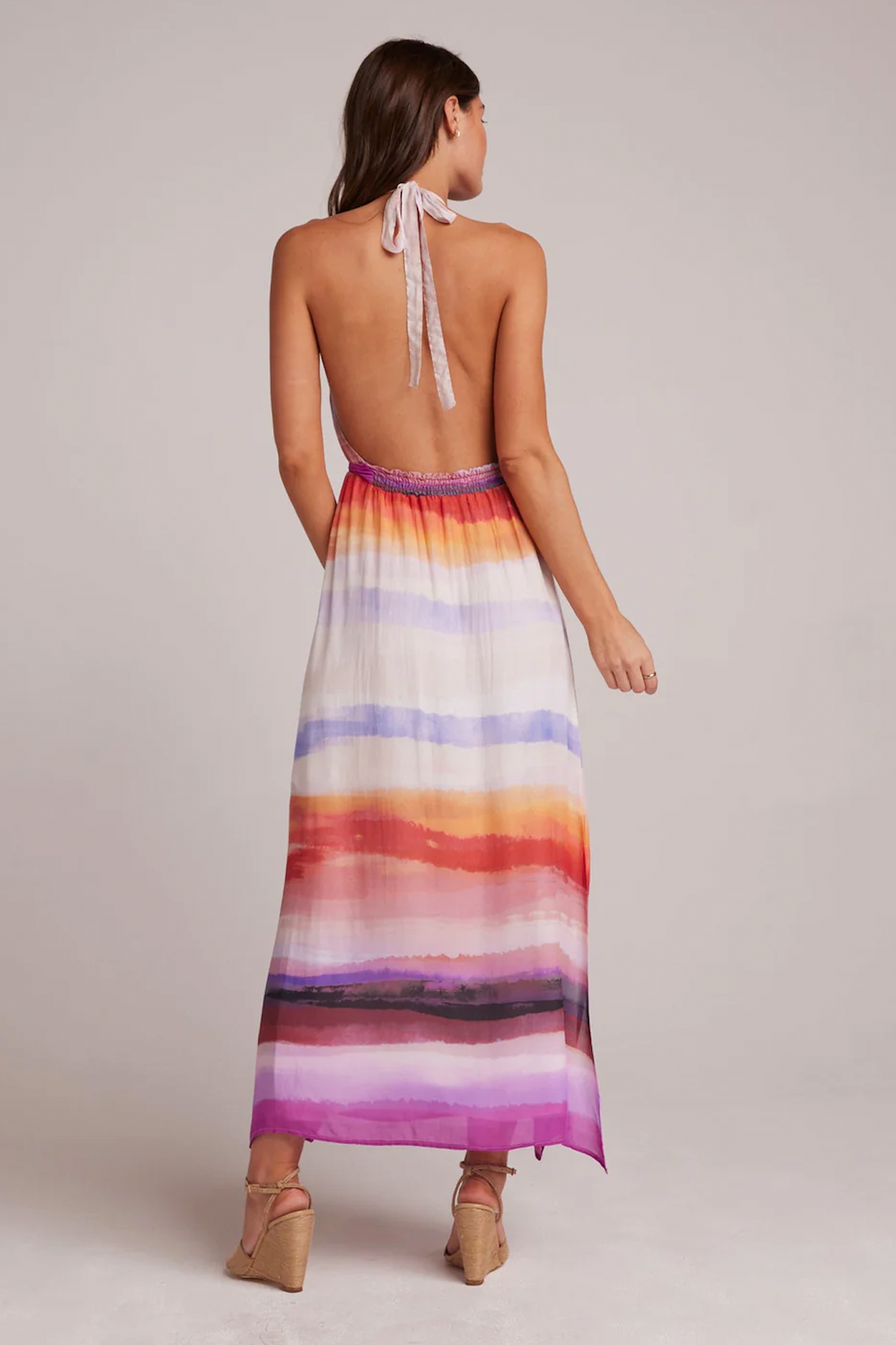 Vista trasera del vestido midi Bella Dahl con escote halter, cintura fruncida y abertura lateral, sobre fondo blanco neutro