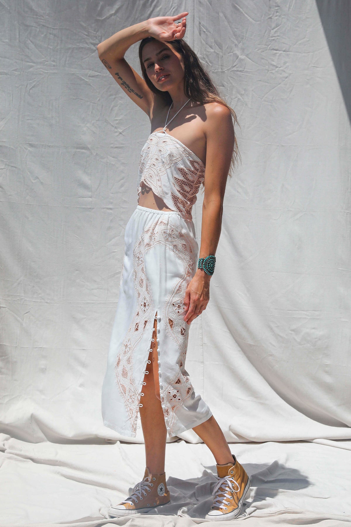 Modelo de perfil vistiendo Mellow Midi Skirt de Jen’s Pirate Booty en Western Bone con botones laterales y caída fluida