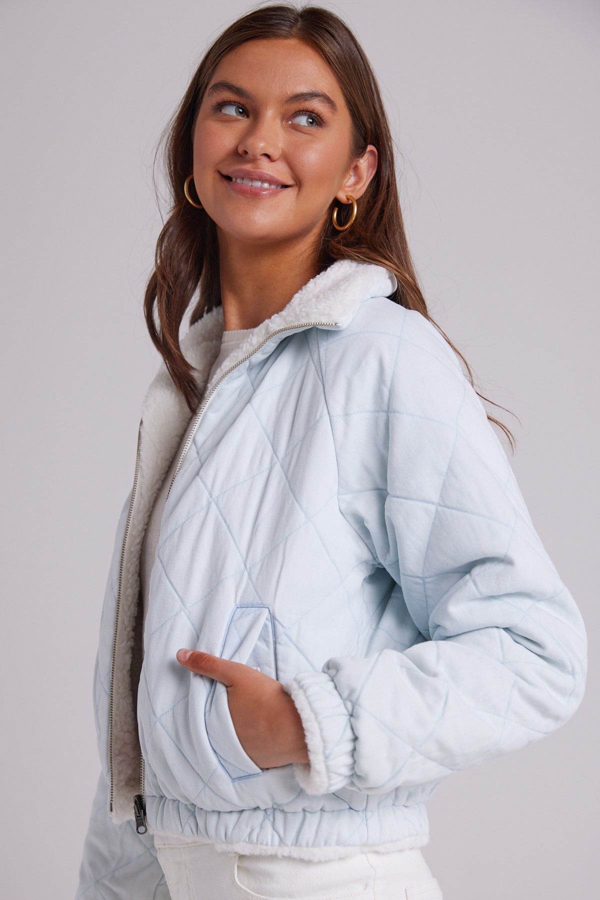 Detalle de la manga raglán y bordes elásticos de la cazadora Bella Dahl Skye, perfecta para protección frente al frío con estilo