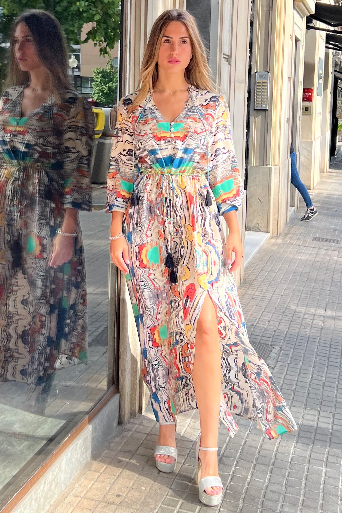 Modelo posando con el vestido Palm Beach Posada de Moda Baronessa destacando tirantes finos y corte fluido sobre fondo neutro