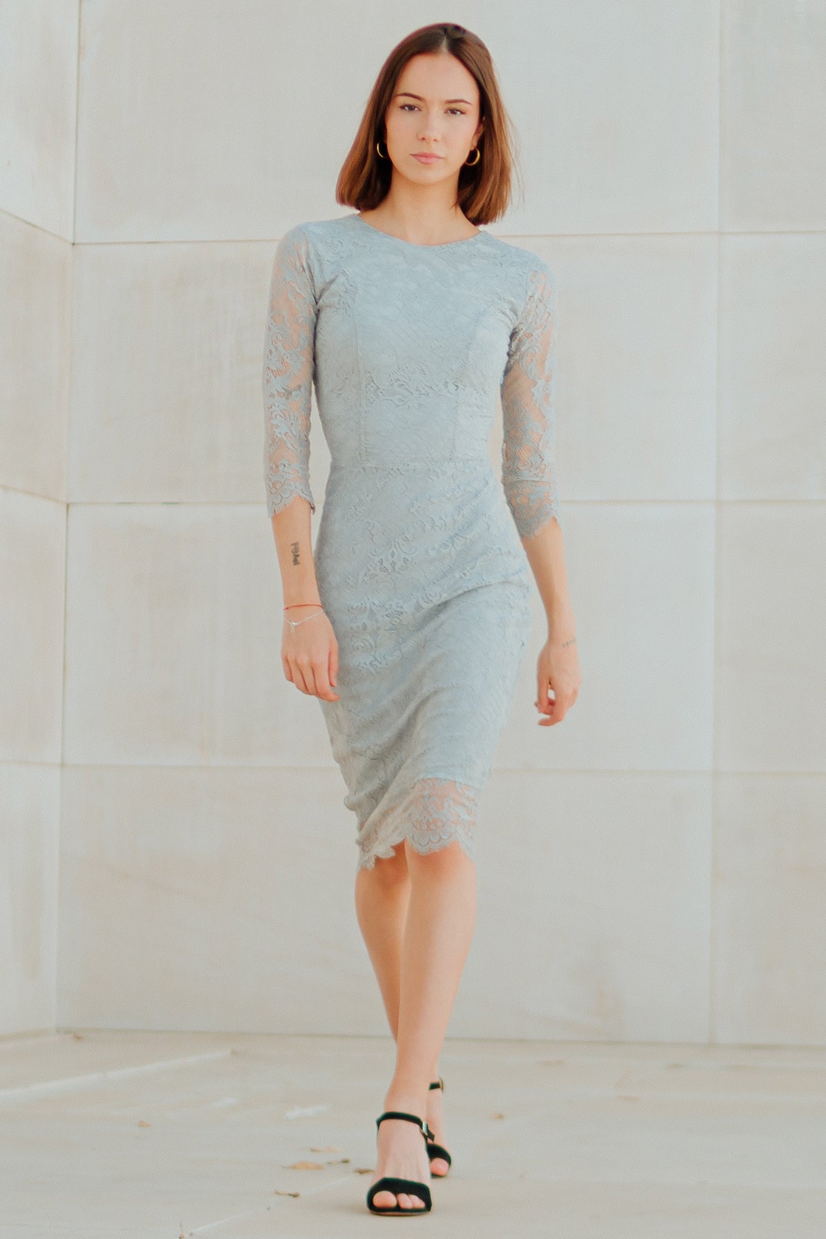 Vista frontal del vestido midi For Love & Lemons Pot Pourri Lace con silueta ajustada y falda vaporosa para un estilo sofisticado