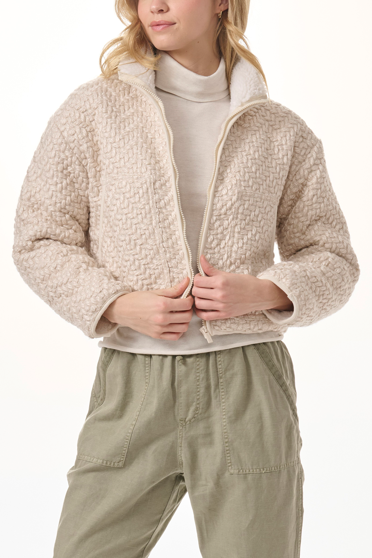 Primer plano de la modelo con chaqueta Mandie, resaltando el cuello alzado y textura acolchada en mezcla de poliéster y lana