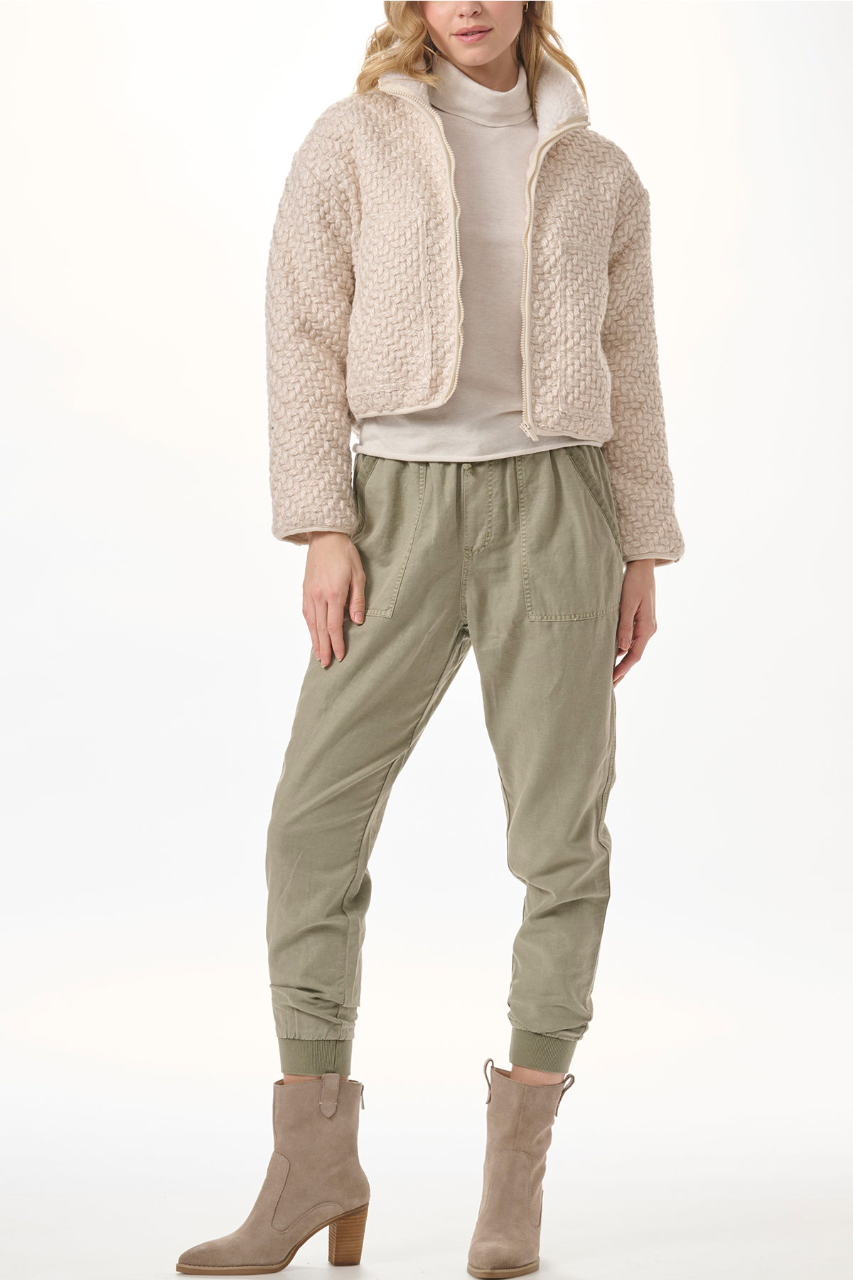 Modelo de frente luciendo chaqueta Mandie Splendid en white sand, estilo casual y elegante, ideal para otoño‑invierno