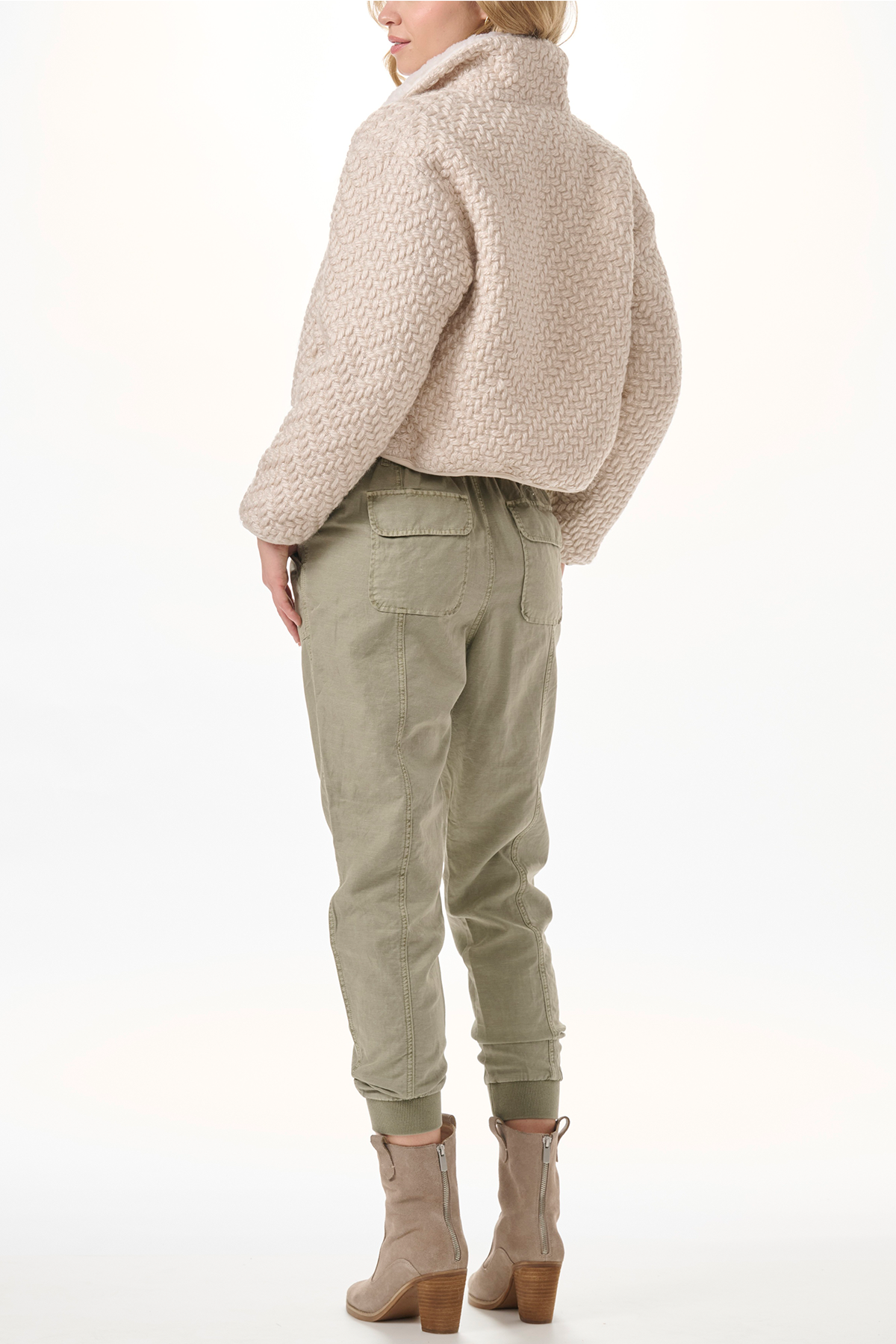 Modelo de espaldas posando con la chaqueta Mandie de Splendid en tono blanco arena, destacando su silueta boxy femenina