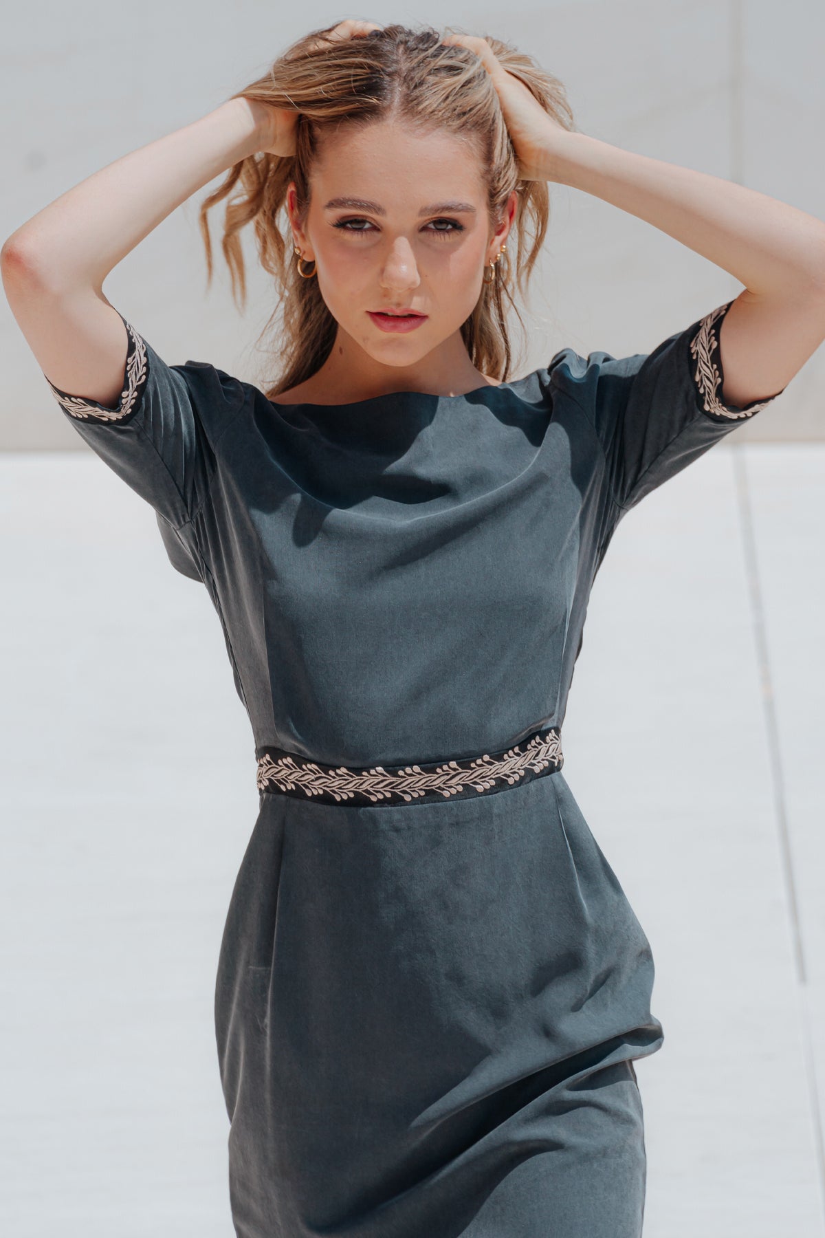 Primer plano del detalle de la tela y costuras del vestido midi Mike de Lyell en gris que realza su acabado de alta calidad y textura suave