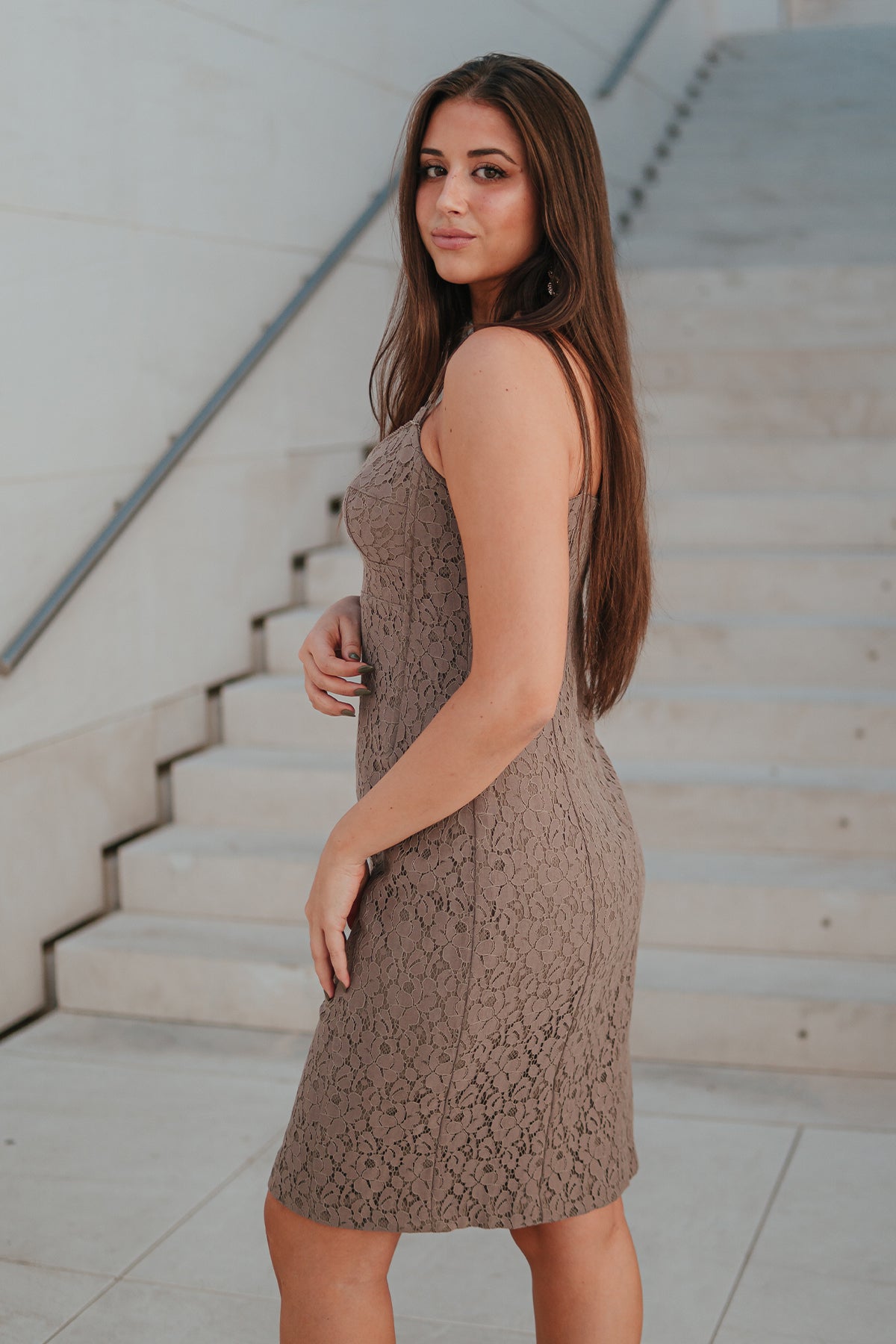Vista lateral del vestido corset midi Ticci Tonetto mostrando corte ceñido y detalles de costuras que moldean la silueta femenina