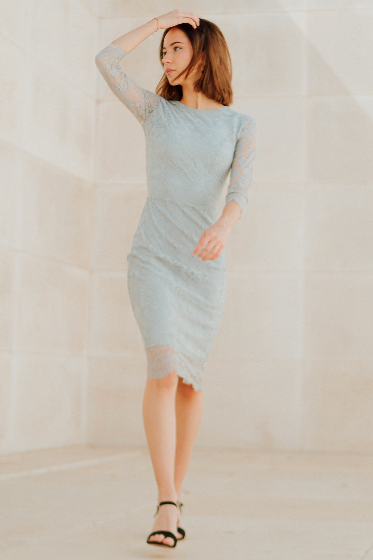 Modelo posando de frente con el vestido midi For Love & Lemons Pot Pourri Lace sobre fondo neutro, mostrando elegancia y encaje floral