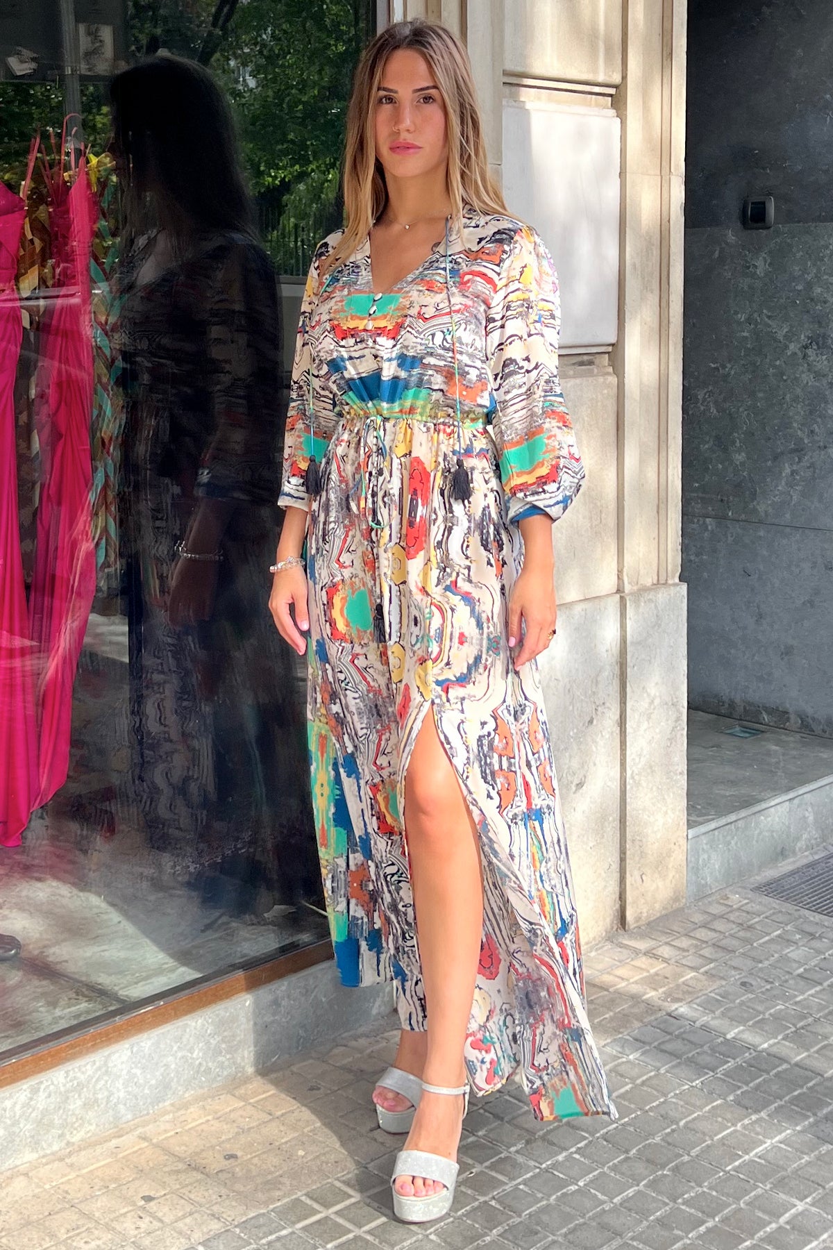 Vestido largo Moda Baronessa Palm Beach Posada en estampado chic con escote pronunciado e ideal para eventos veraniegos