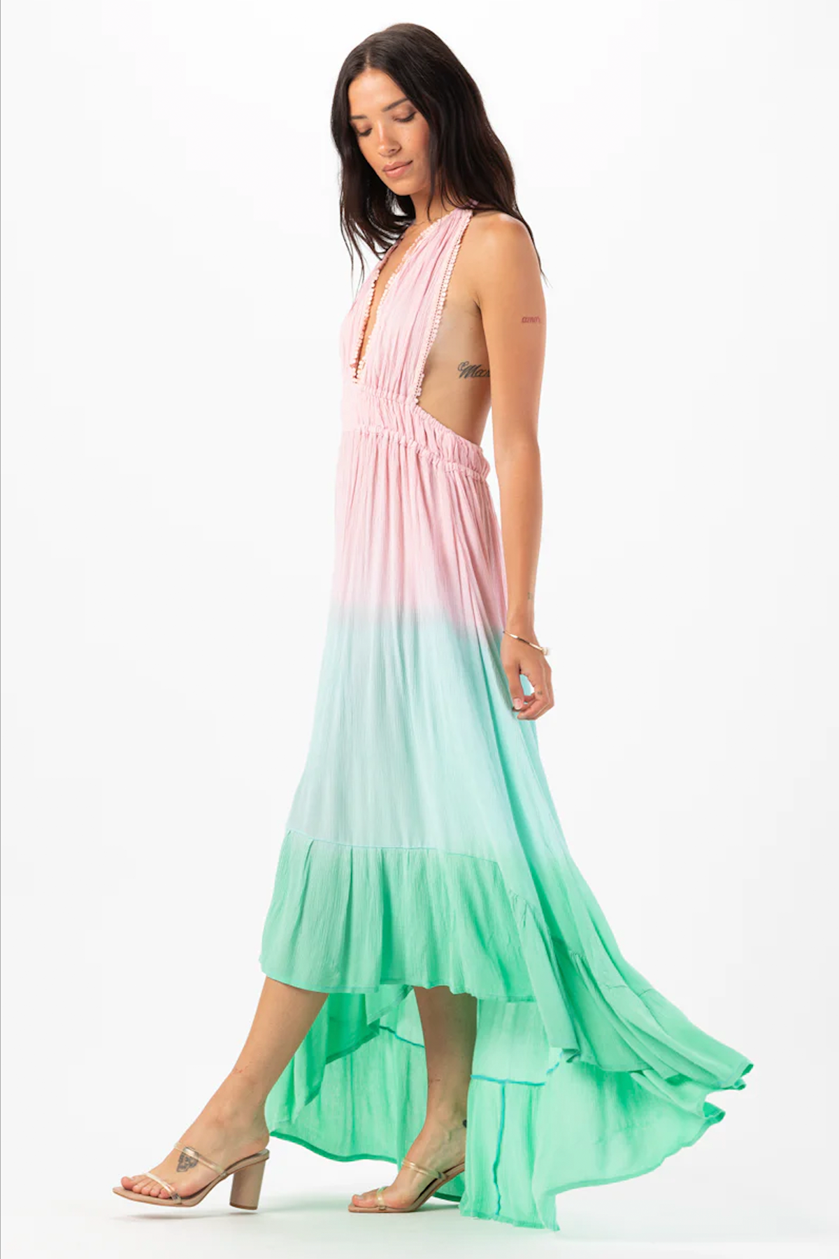 Vista lateral del vestido largo Tiare Hawaii Bianca mostrando el movimiento del tejido vaporoso y su corte favorecedor para mujer actual