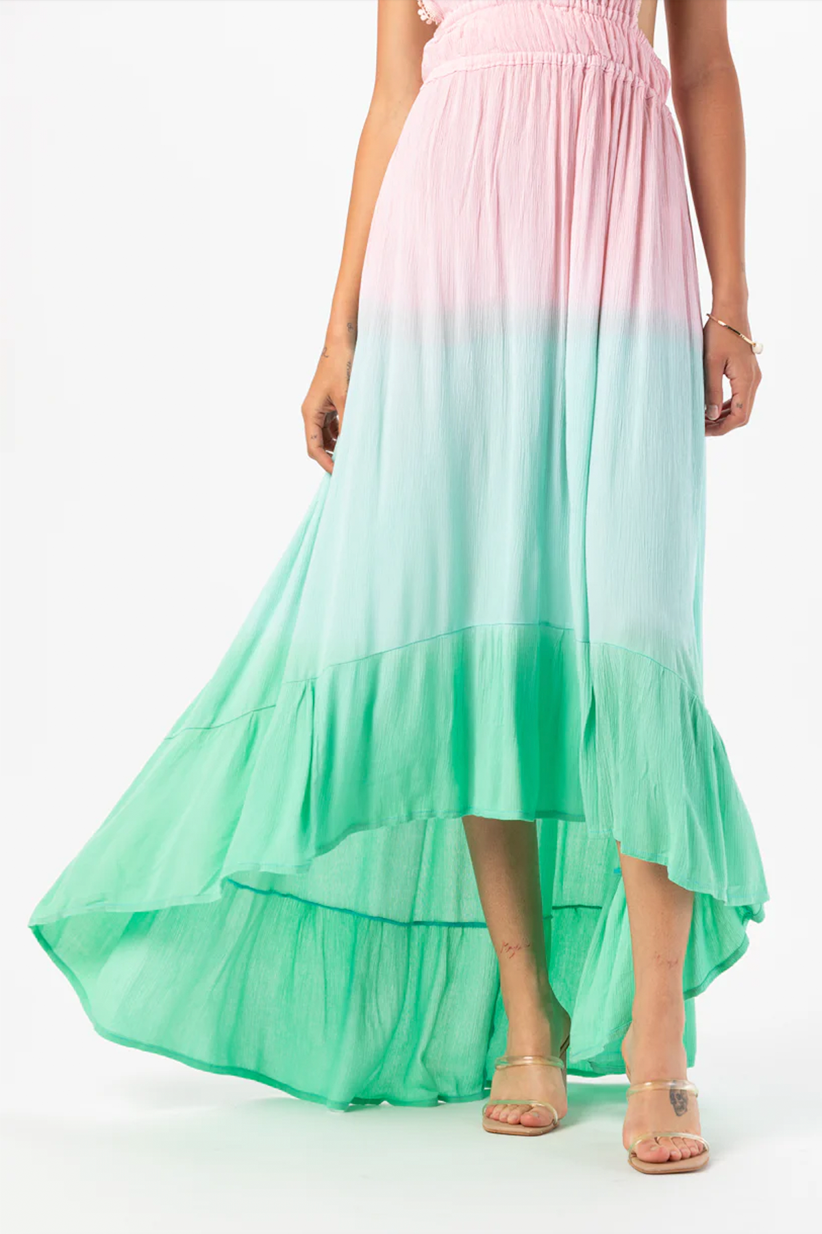 Detalle del dobladillo inferior del vestido maxi Bianca en blanco, resaltando la textura ligera y acabado fluido en movimiento